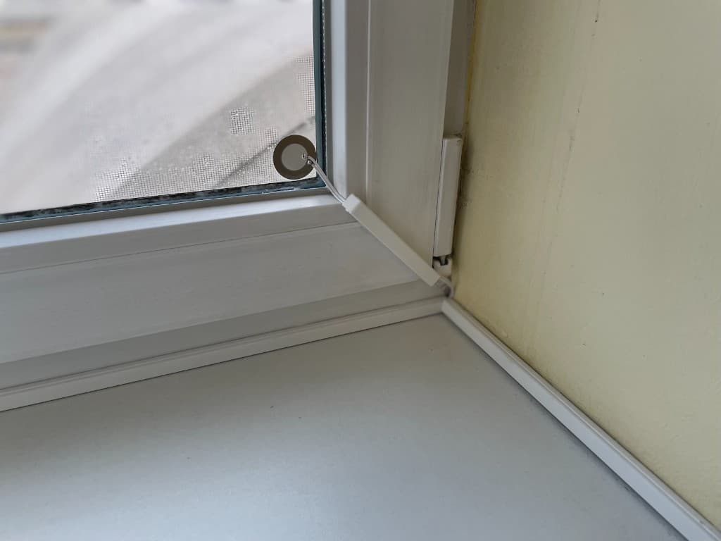 Detail montáže aktívnej ochrany pri okne – prehliadky proti odpočúvaniu, ALCO.SK.