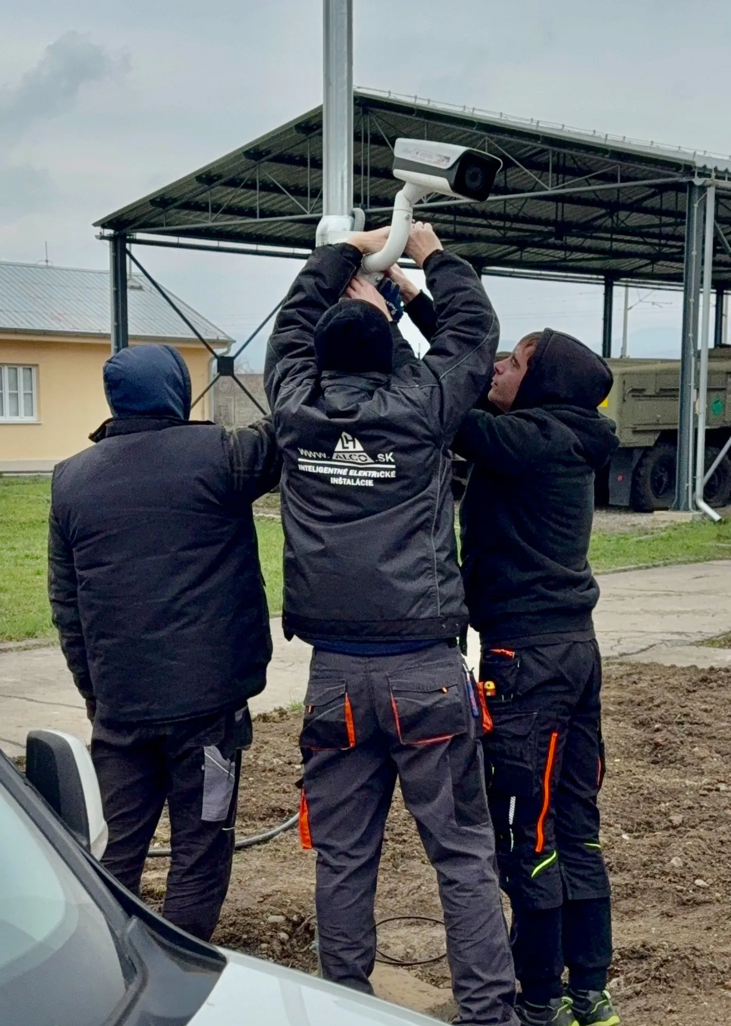 Technici ALCO pri montáži kamerového systému na stĺpe