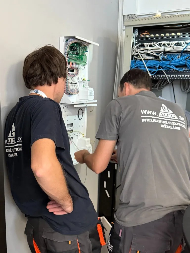 Technici ALCO pri montáži elektronického zabezpečovacieho systému (EZS)