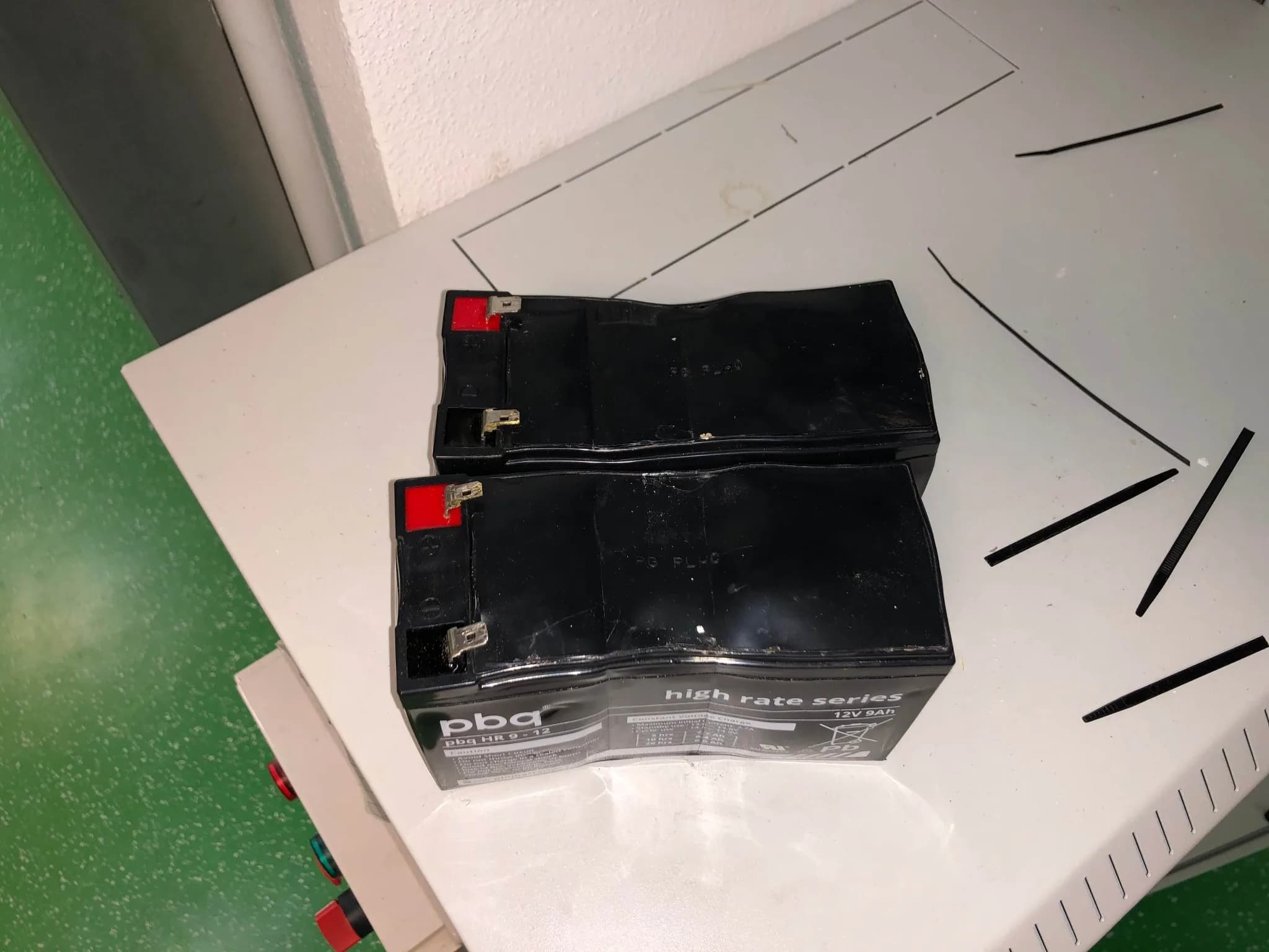 Nafúknuté záložné akumulátory EZS – koniec životnosti, riziko vytečenia.