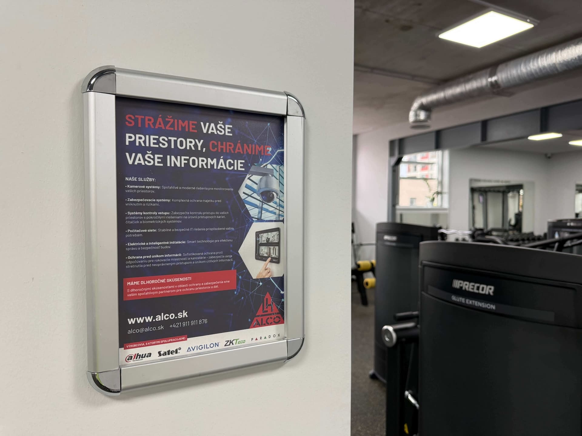 ALCO bezpečnostný systém – plagát v posilňovni, referencia klienta pre bezpečnostné a slaboprúdové riešenia ALCO.SK