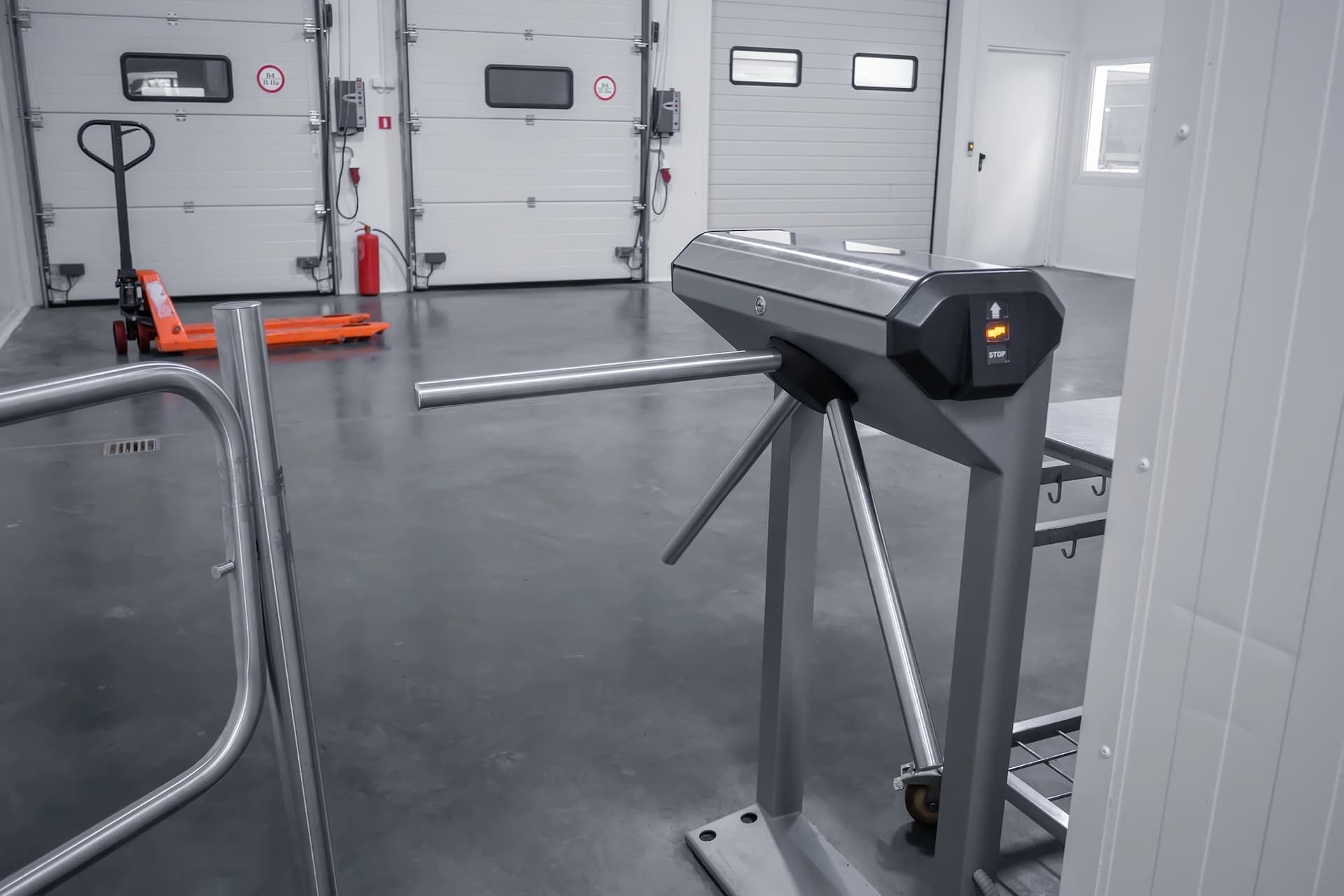 Prístupový turniket – trojramenný turniket s indikátorom STOP, riadenie vstupu do objektu, bezpečnostný a vstupný systém. ALCO.SK