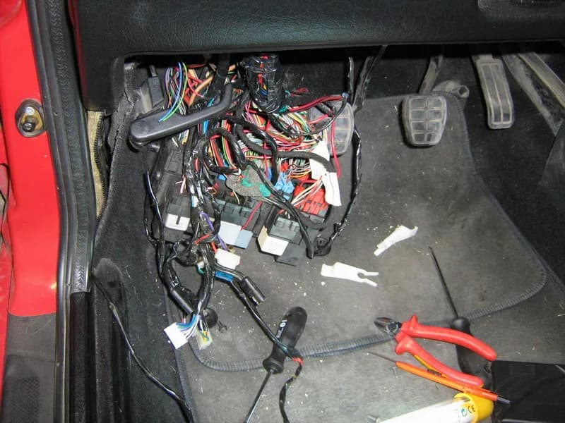 Neodborná montáž – neporiadok pod dashboardom, pedále