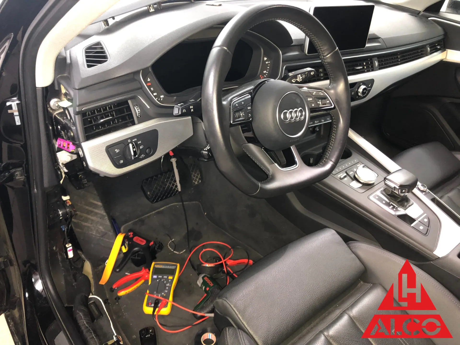 Inštalácia v Audi – prístrojová doska, elektropráce a nástroje