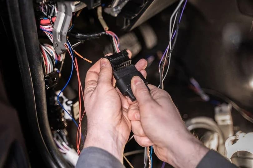 Meranie a zapájanie konektorov pri inštalácii IGLA – kabeláž v vozidle, ochrana proti krádeži