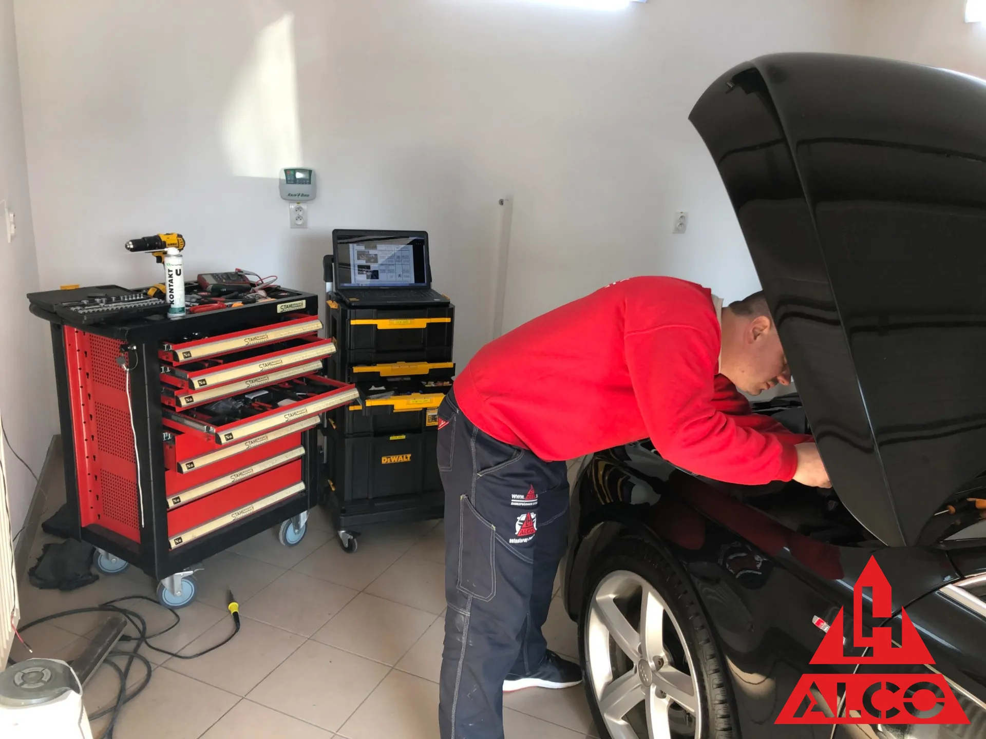 Technik ALCO pri montáži ochrany vozidla – Audi, motorový priestor