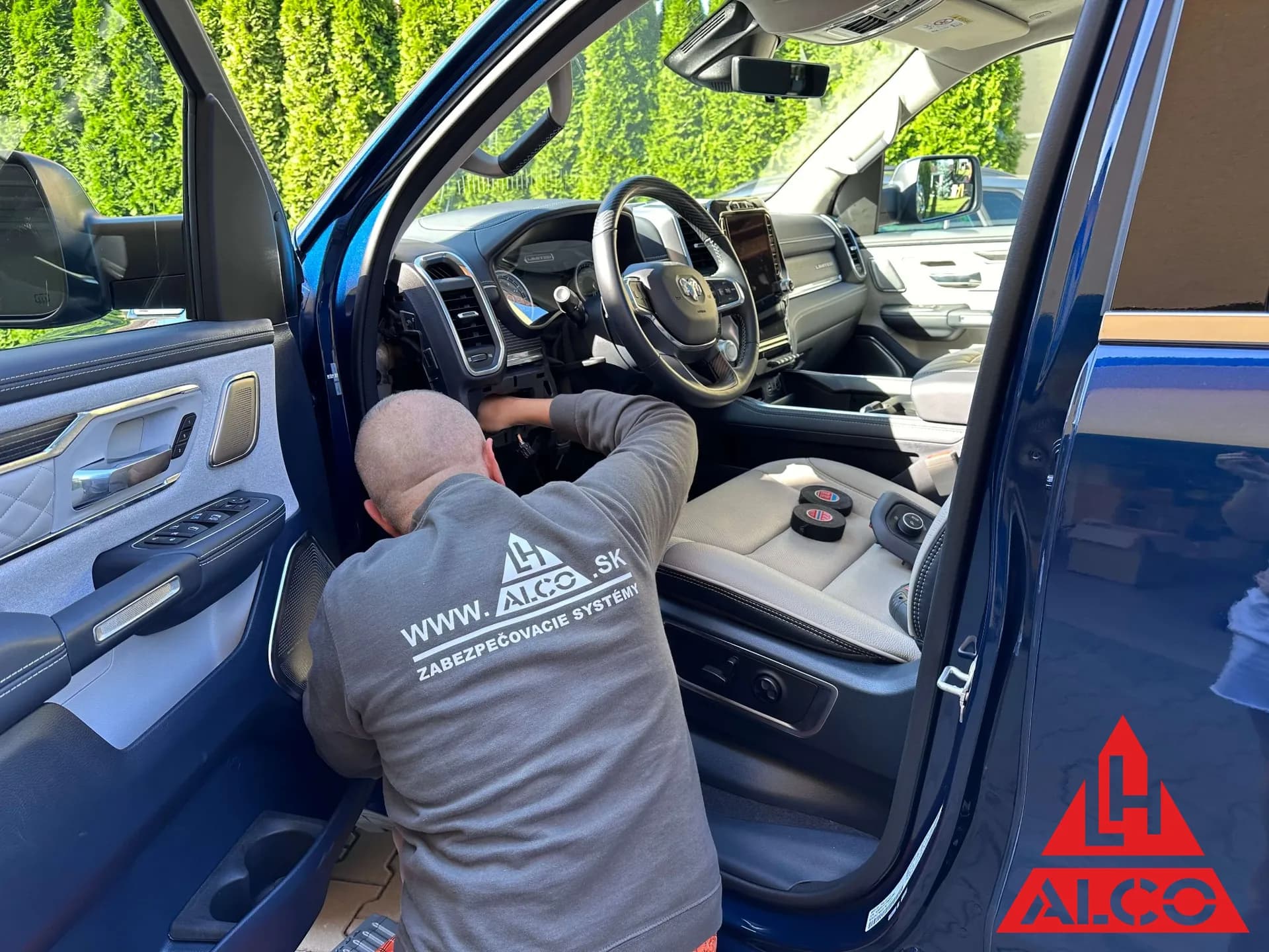 Montáž ochrany vozidla RAM – technik ALCO pri inštalácii IGLA