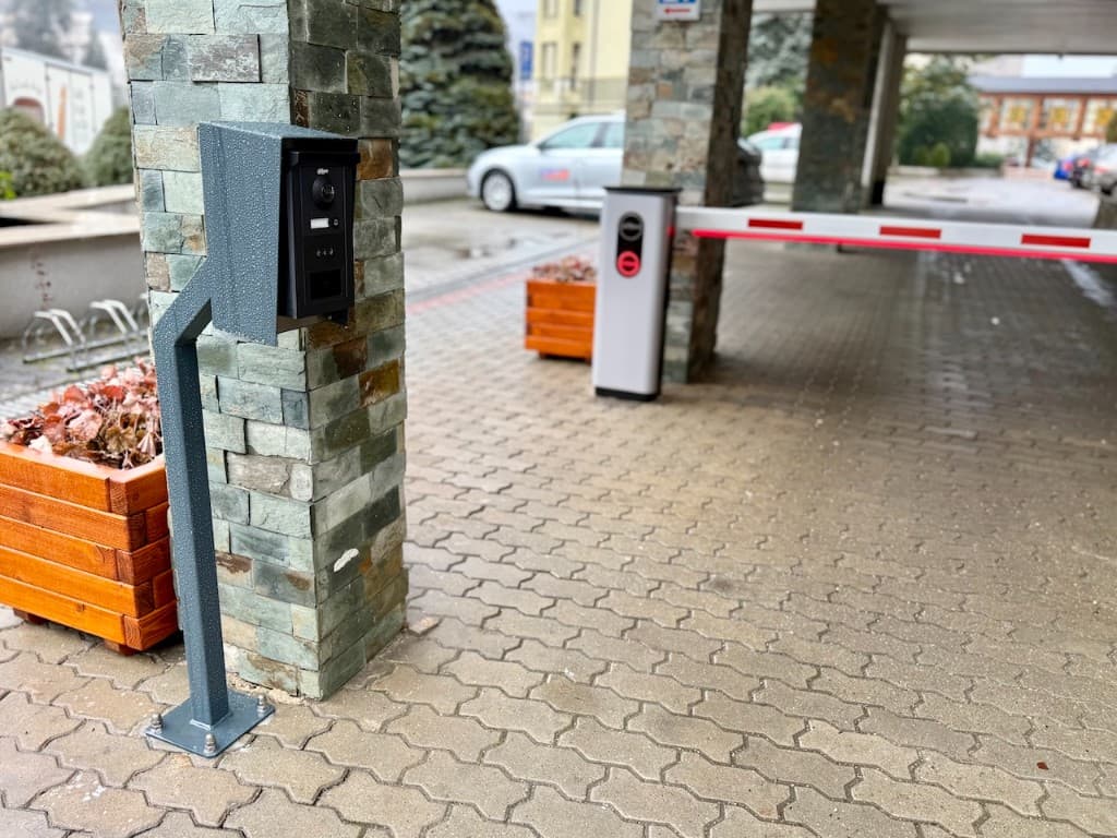 Parkovací systém – rampa a videotelefón pri vjazde, Hotel Flóra Trenčianske Teplice. ALCO.SK.