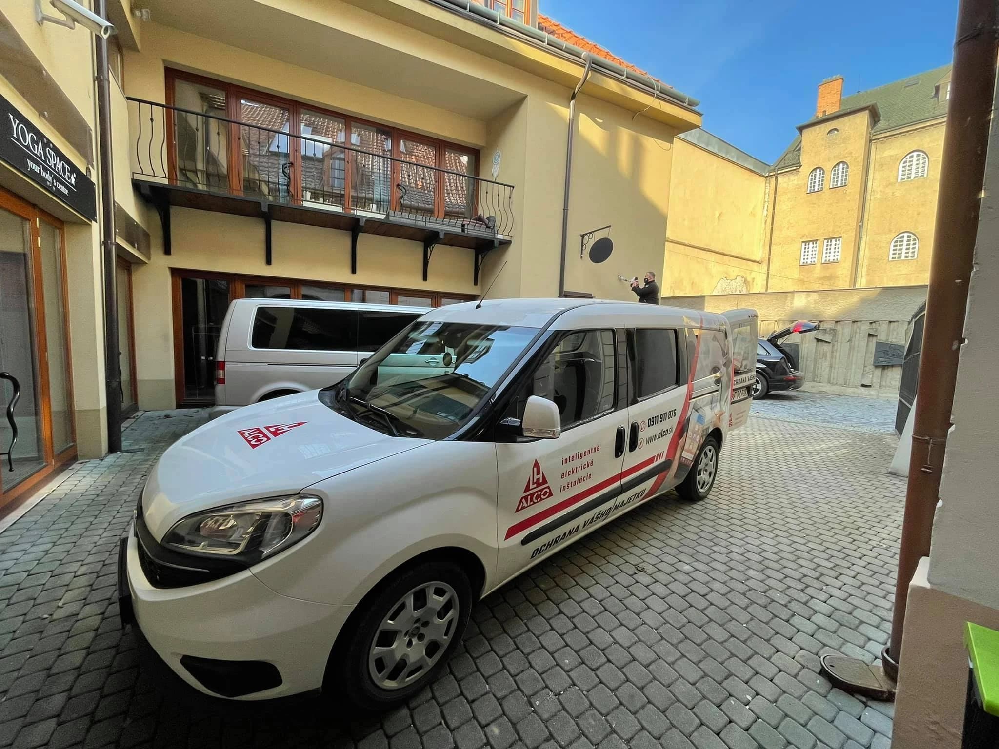 Modernizácia kamerového systému – Chryma, s.r.o. Trenčín. Po 12 rokoch bezchybnej prevádzky sme kamerový systém v centre Trenčína kompletne modernizovali na 5Mpix IP a HDCVi kamery s využitím pôvodnej koaxiálnej kabeláže.