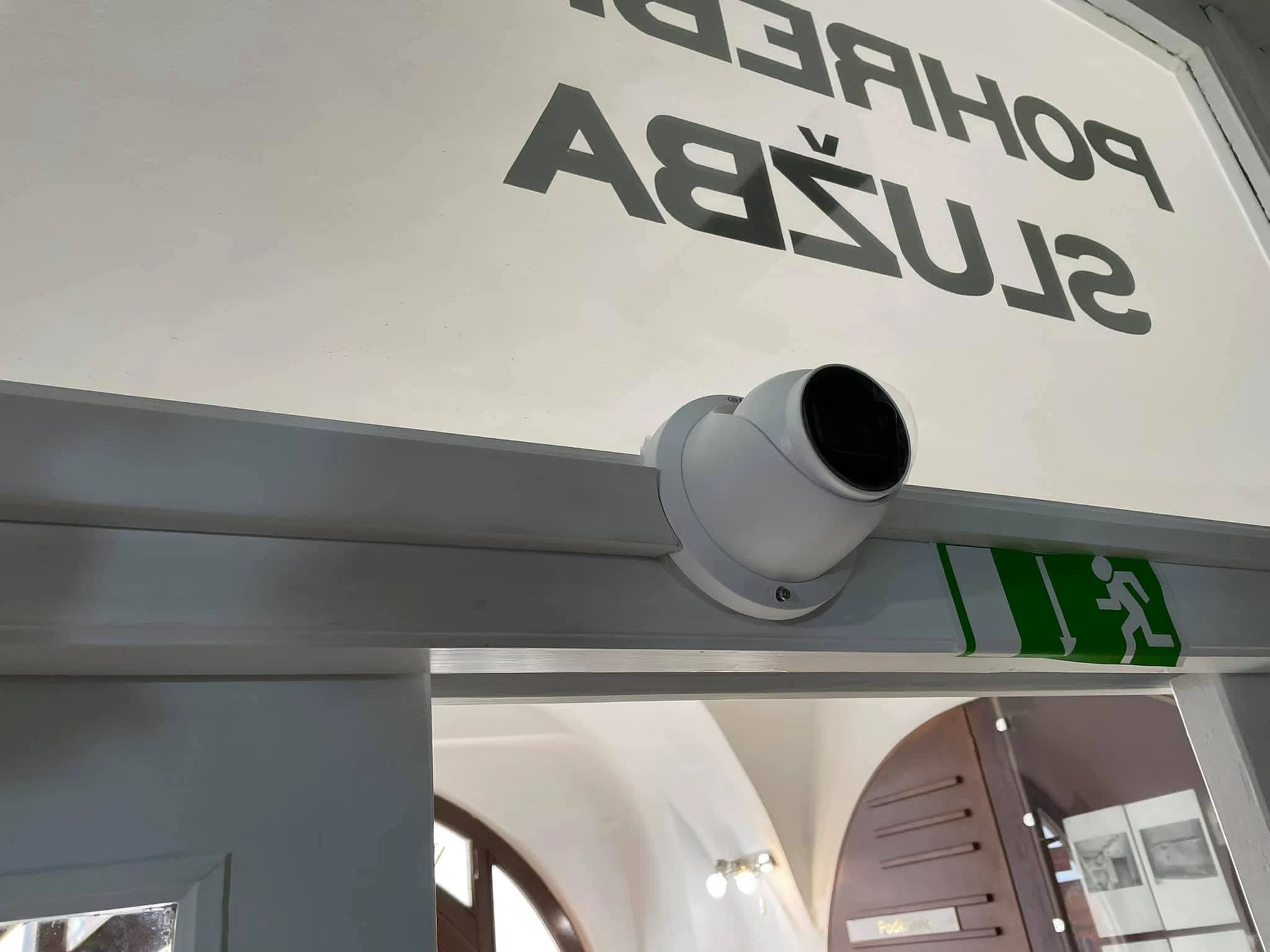 Interiérová kamera nad vstupom – modernizovaný kamerový systém Chryma, s.r.o. Trenčín. ALCO.SK.