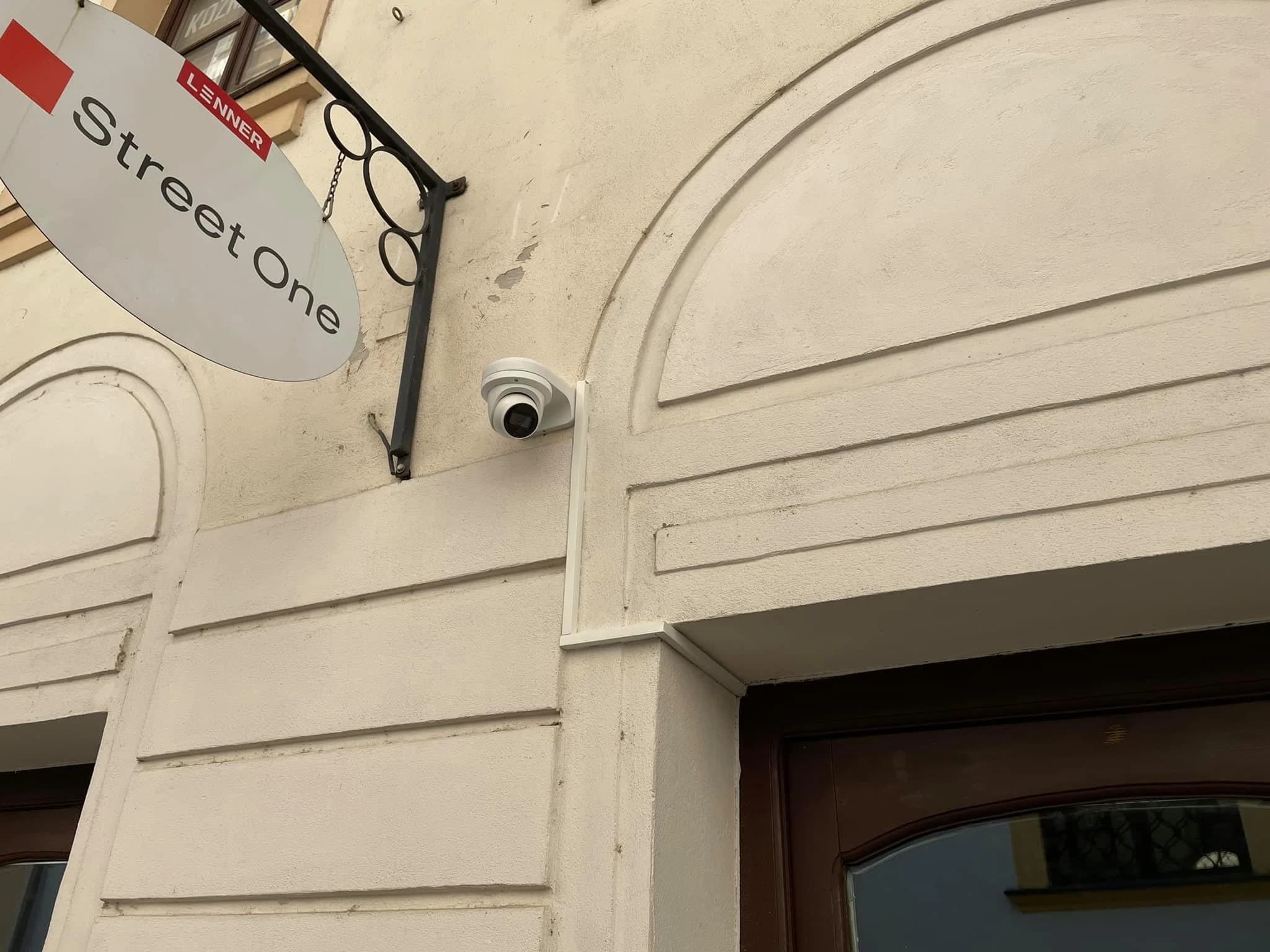 Nová 5Mpix / HDCVi kamera na fasáde objektu v centre Trenčína – modernizácia CCTV pre Chryma. ALCO.SK.