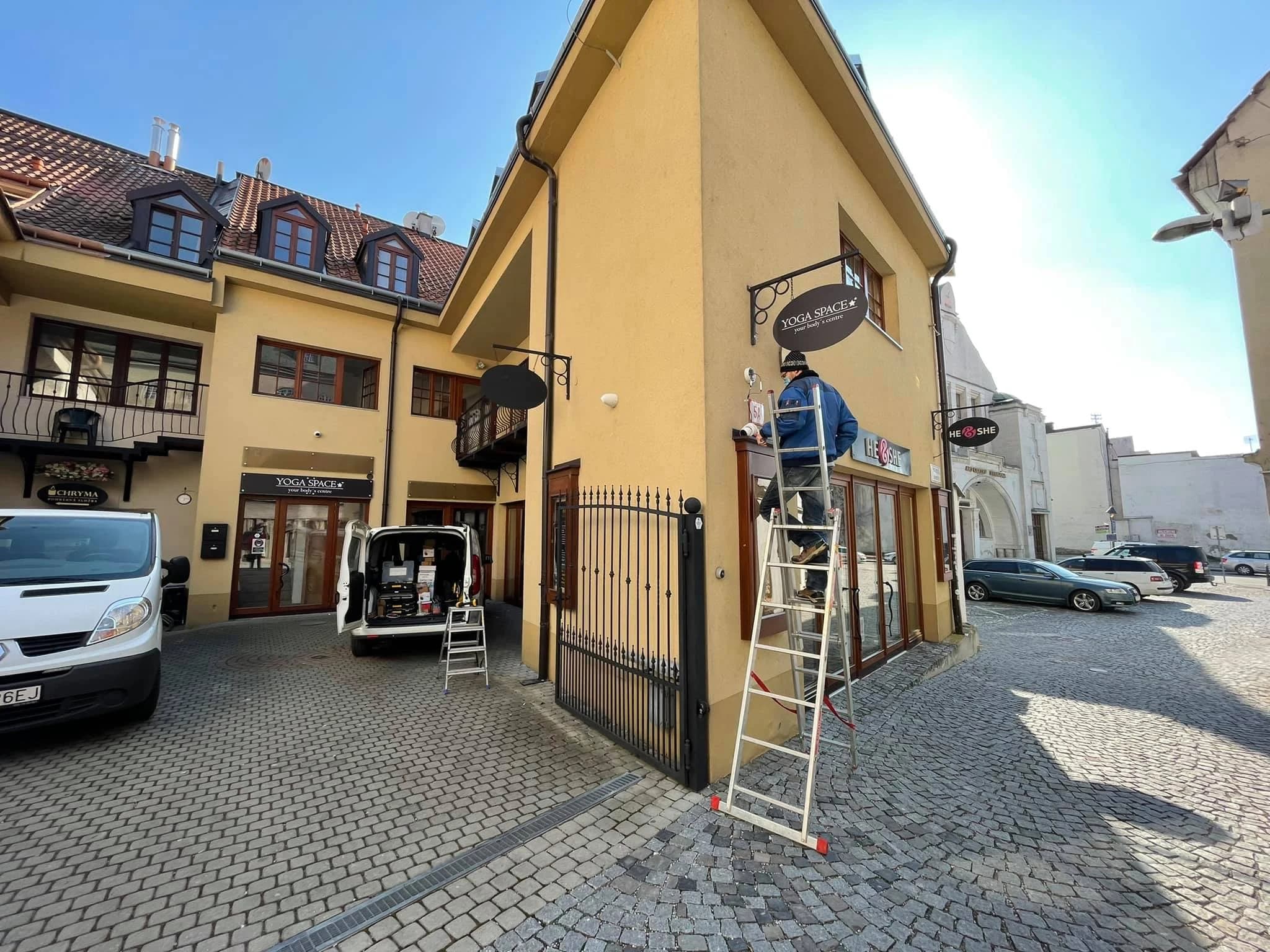 Technik ALCO pri montáži kamery na fasáde – Chryma, s.r.o. Trenčín, historické centrum. ALCO.SK.