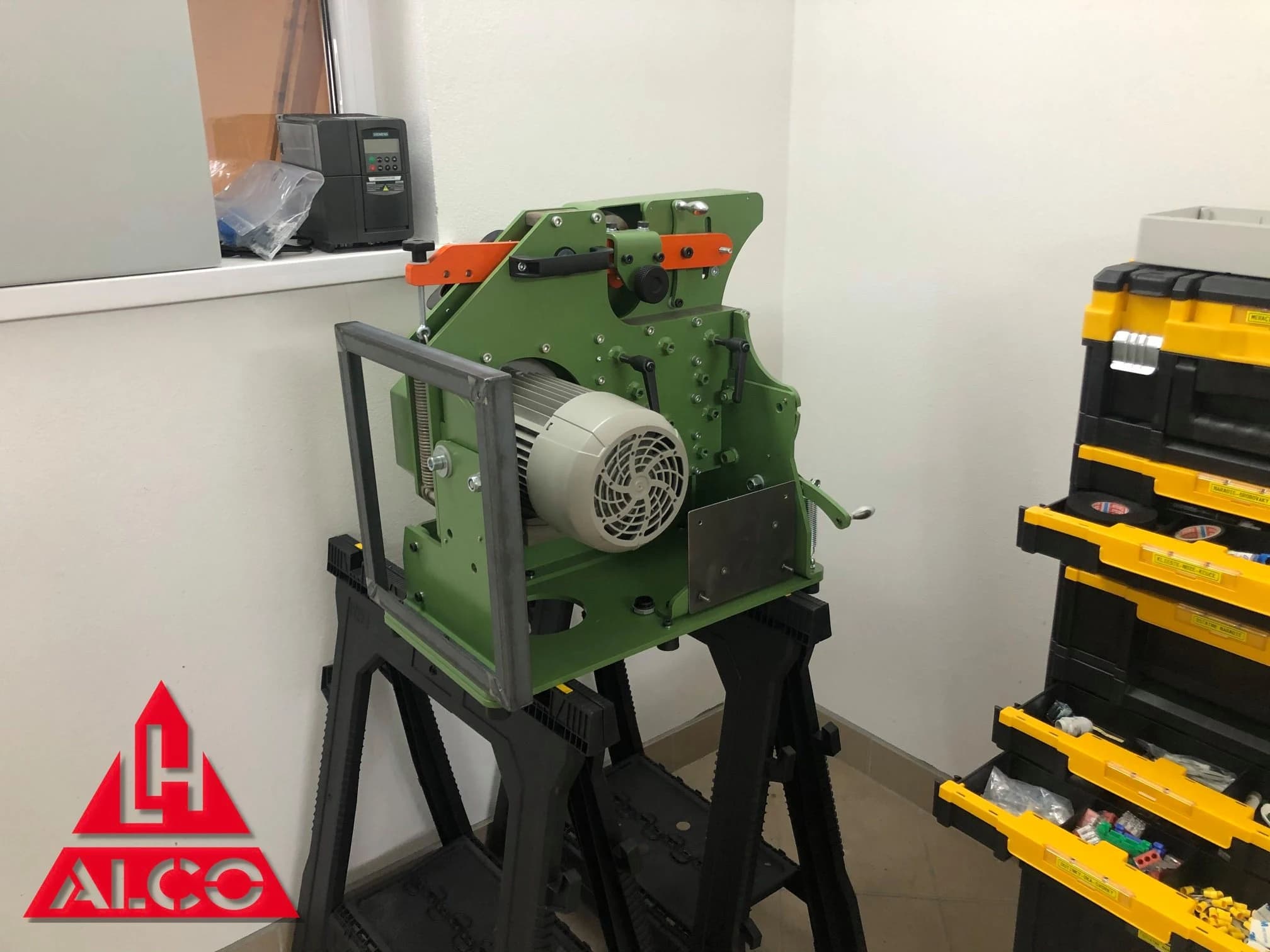 Výroba prototypu univerzálnej brúsky – Feroplech Trenčianske Stankovce. Výroba prototypu univerzálnej brúsky s ovládaním pomocou frekvenčného meniča SIEMENS – elektrická časť, rozvádzač a zapojenie.