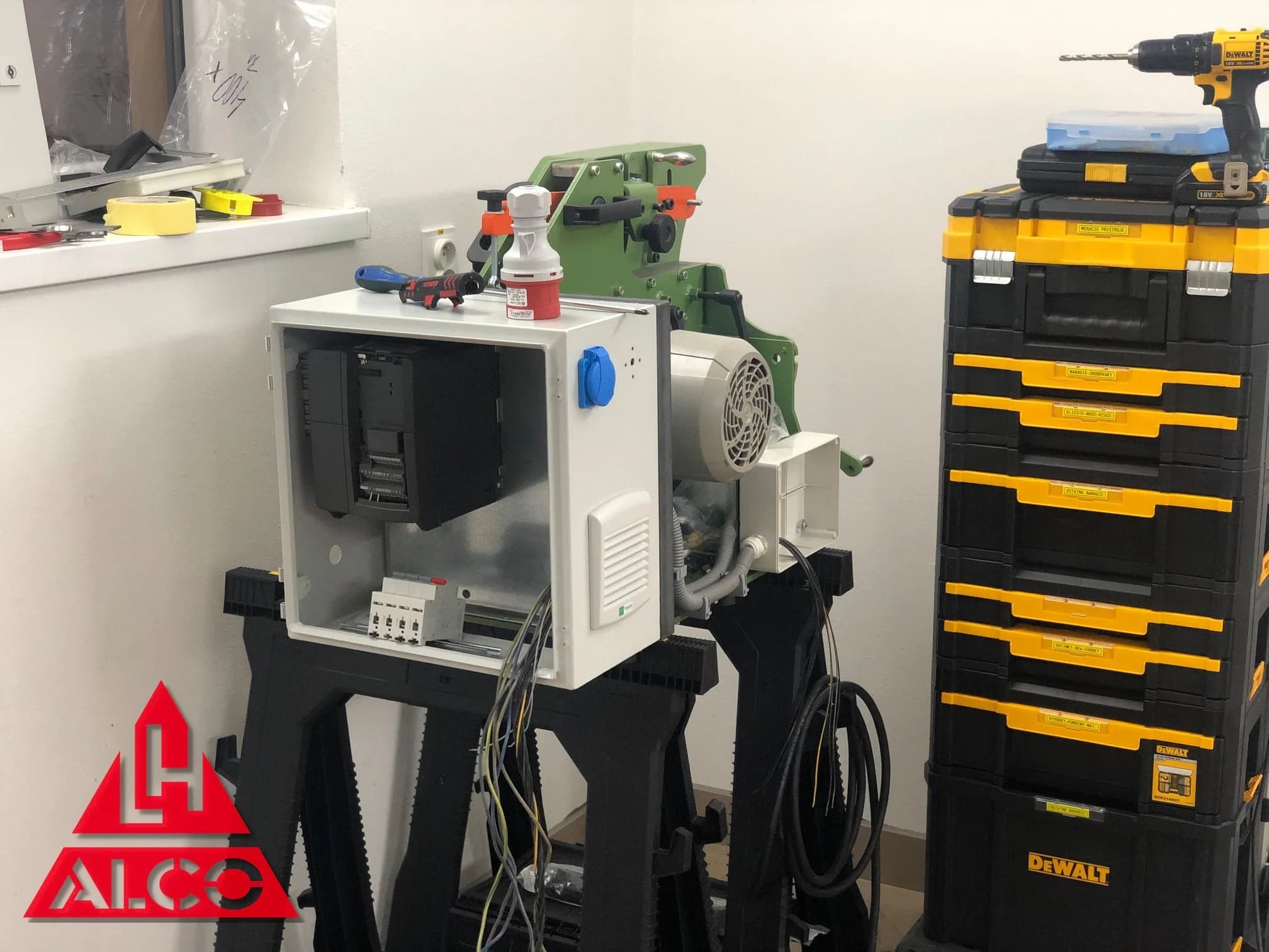 Rozvádzač a zapojenie pri prototype brúsky – DIN komponenty, káblovanie, Feroplech. ALCO.SK.