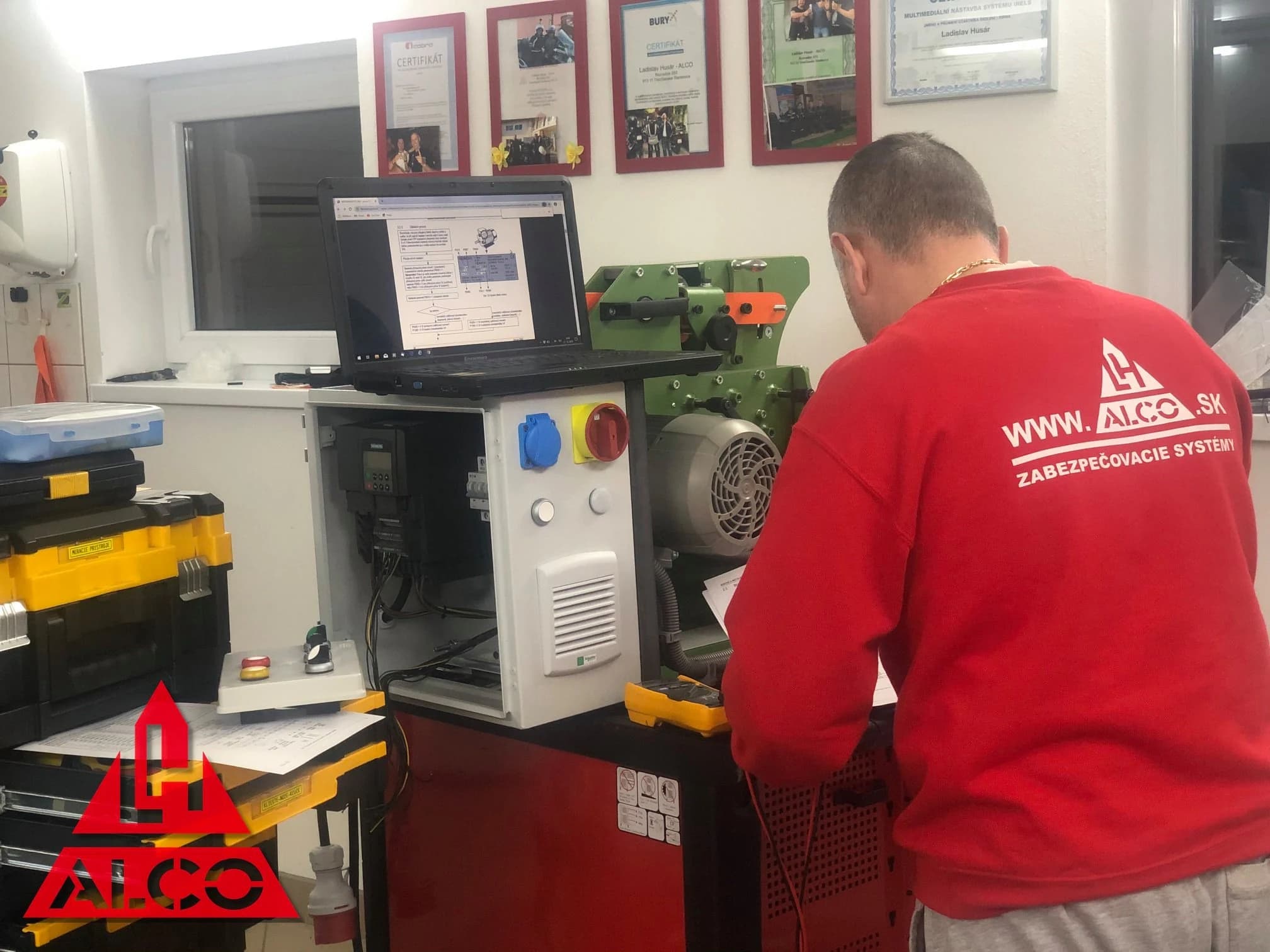 Technik ALCO pri prototype brúsky – frekvenčný menič SIEMENS, dokumentácia, Feroplech. ALCO.SK.