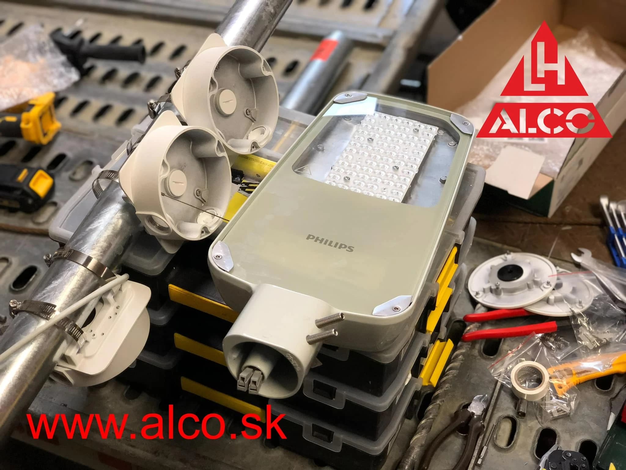 Príprava na dielni – LED svietidlo Philips a príslušenstvo pre osvetlenie prístupovej cesty, areál družstva Trenčín. ALCO.SK.