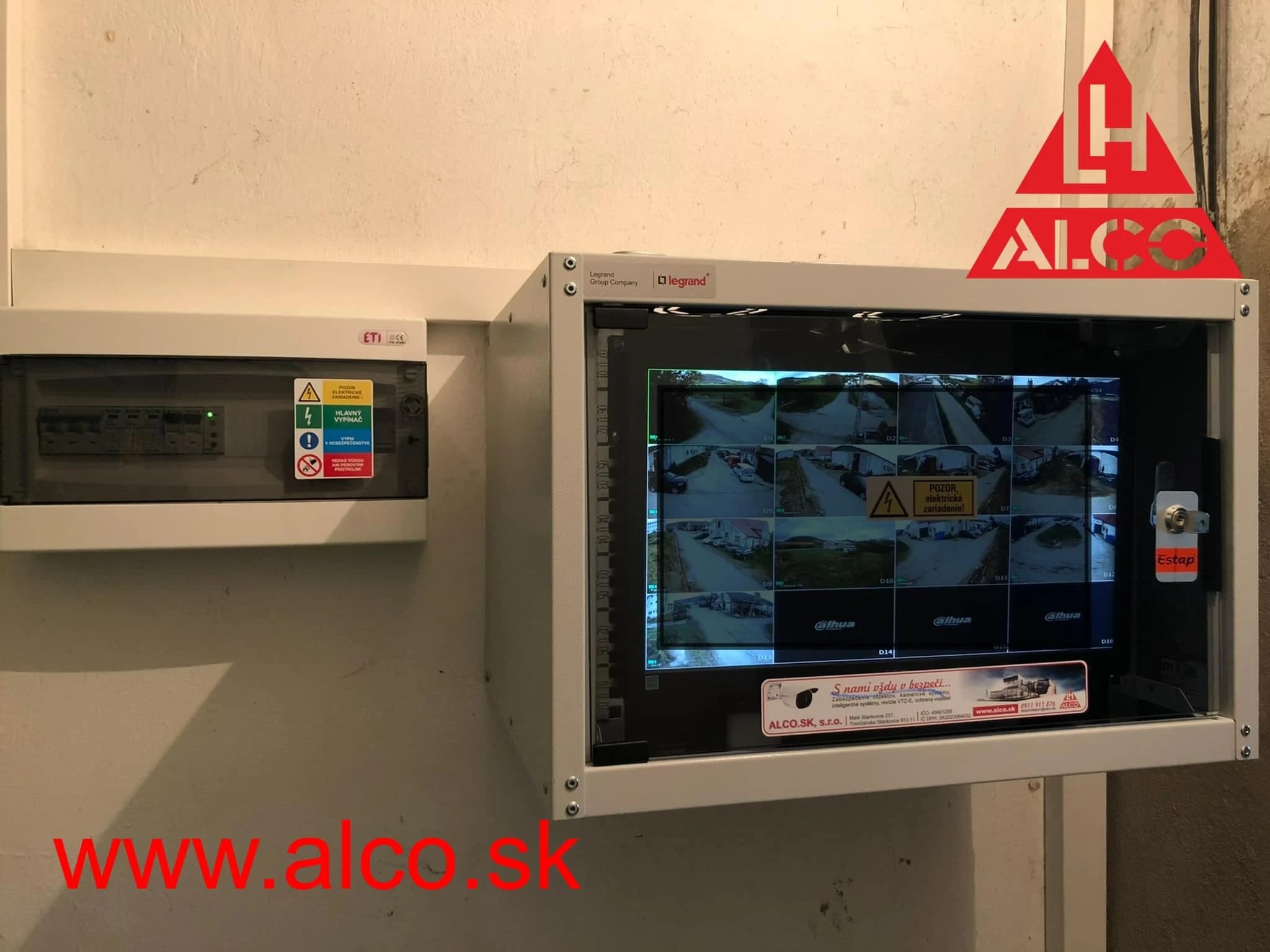 Rozvádzač a monitor so zábermi z kamier – centrálna prevádzka, areál družstva Trenčín. ALCO.SK.