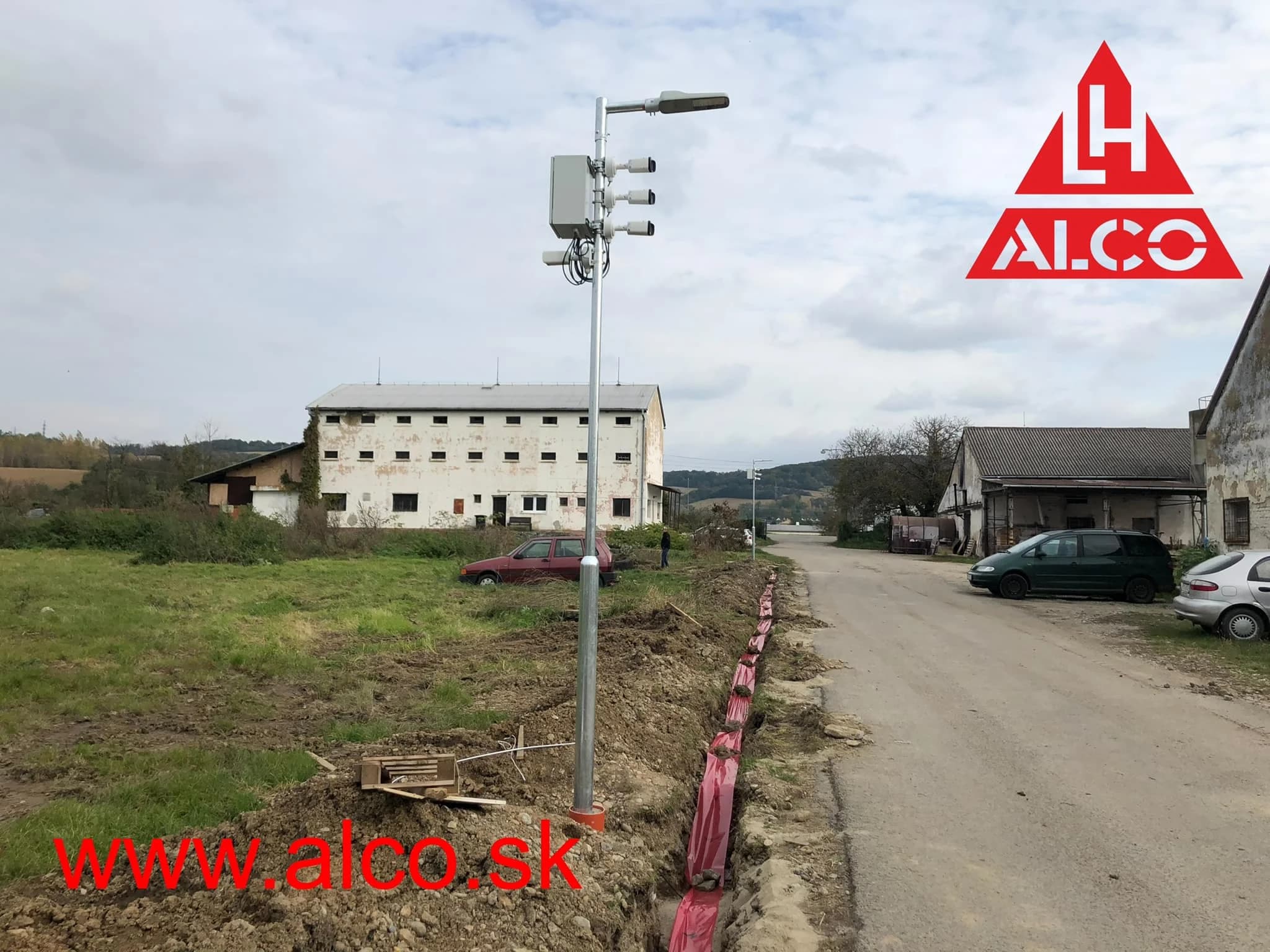 Komplexná ochrana areálu s osvetlením prístupovej cesty – Firma Trenčín, areál družstva. Komplexná ochrana areálu s inštaláciou osvetlenia prístupovej cesty – LED osvetlenie Philips, kamerový systém Dahua, rozvádzače a monitorovanie.