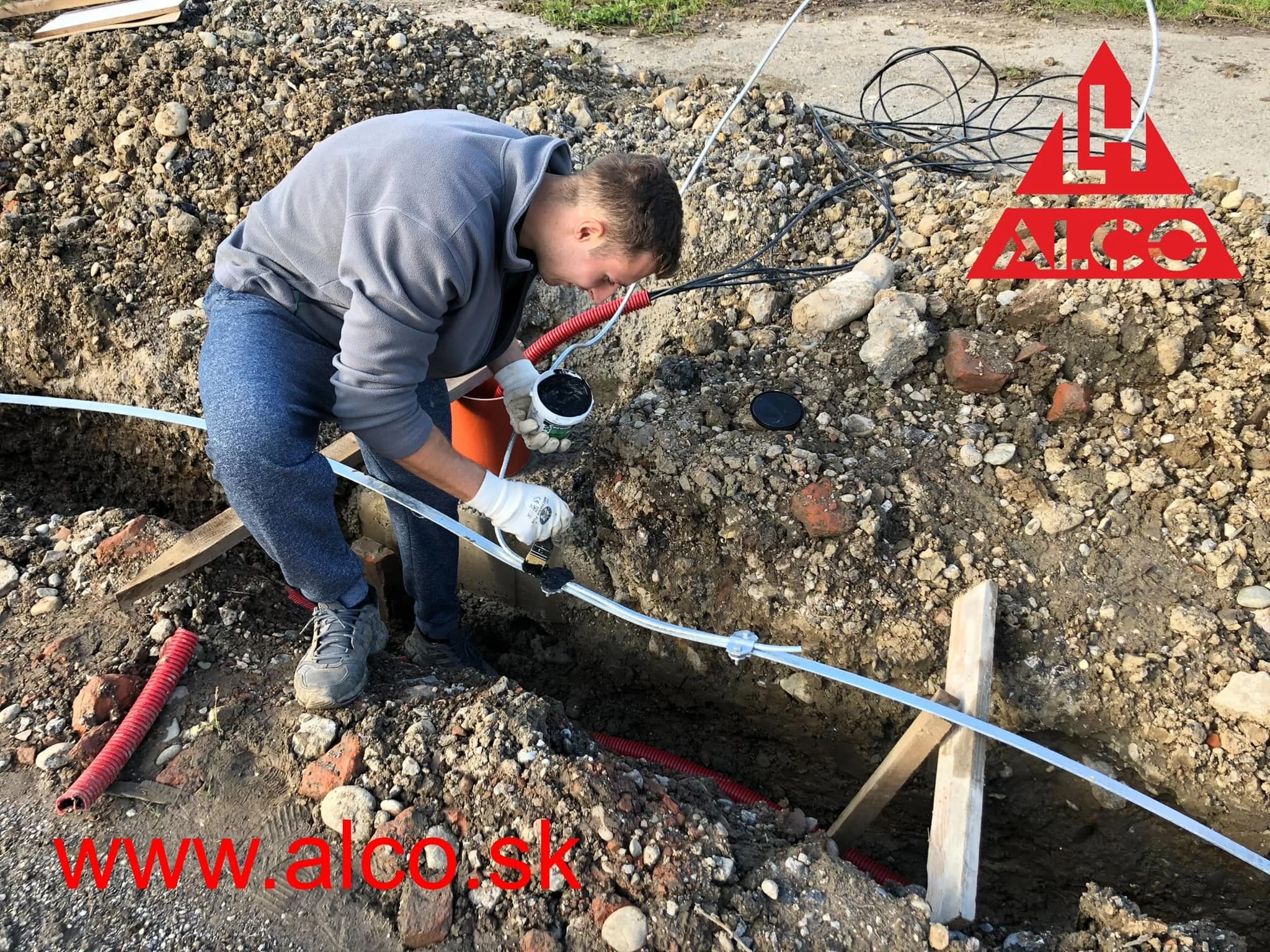 Zemné práce – uloženie káblov v rýhe, prístupová cesta, komplexná ochrana areálu. ALCO.SK.