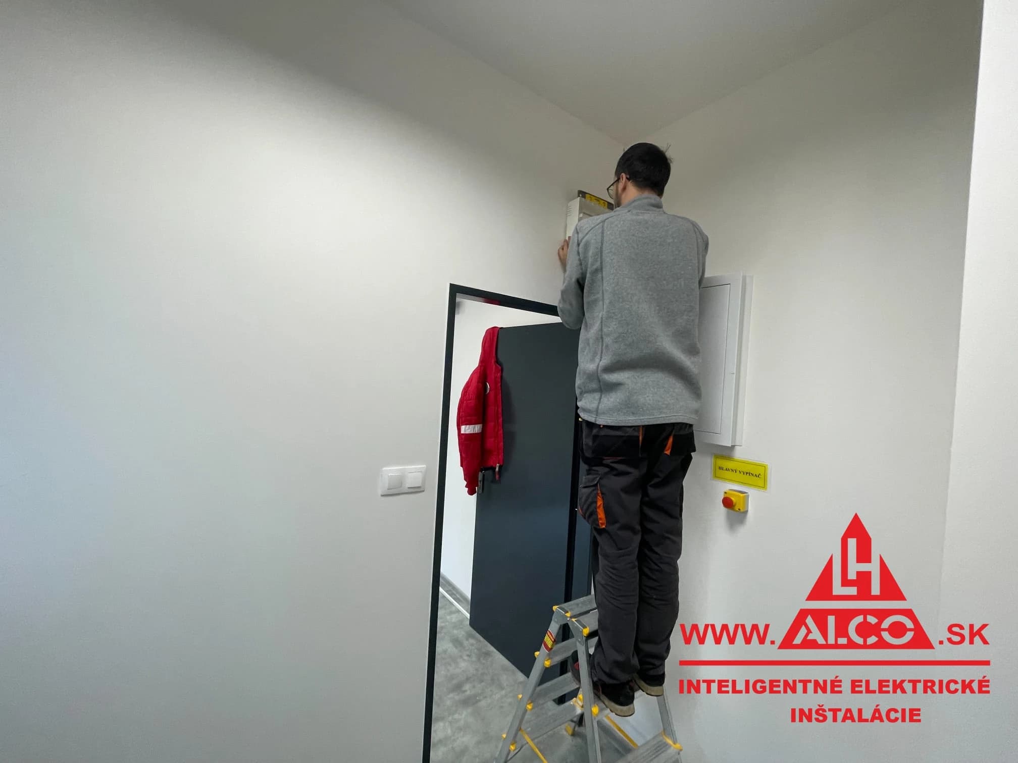 Zabezpečovací systém – priestory stravovacieho zariadenia – Fakultná nemocnica Trenčín. Inštalácia zabezpečovacieho systému v priestoroch stravovacieho zariadenia – objekt chránený, zlodeji budú obchádzať bufet.