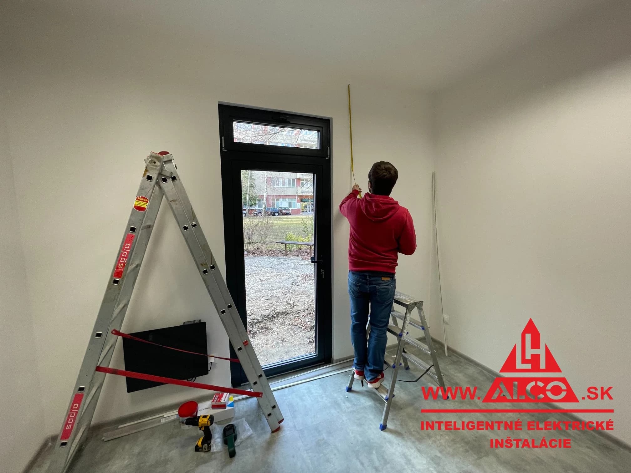 Príprava inštalácie – meranie a označenie miest v priestoroch stravovacieho zariadenia FN Trenčín. ALCO.SK.