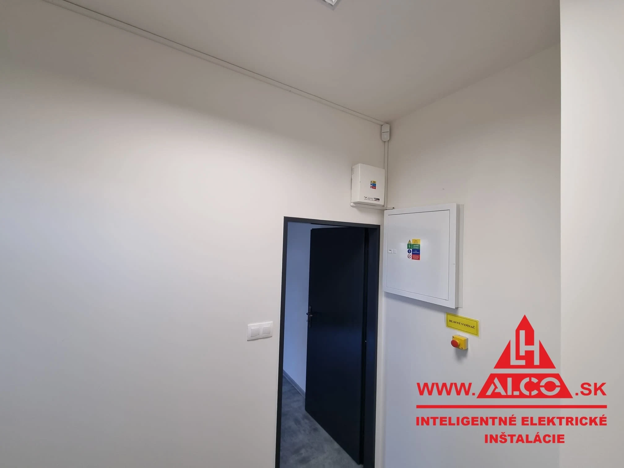 Rozvádzač a hlavný vypínač – elektroinštalácia zabezpečovacieho systému, FN Trenčín stravovacie zariadenie. ALCO.SK.