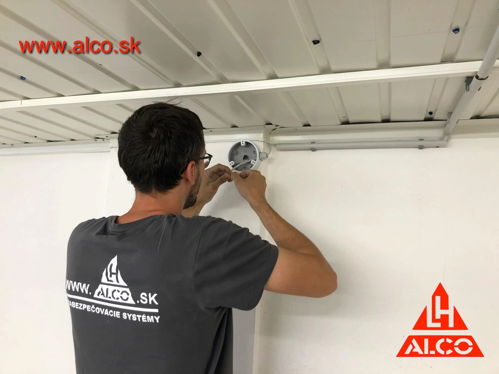 Technik ALCO pri montáži a zapojení – kamerový a zabezpečovací systém, GLS Vrbové. ALCO.SK.