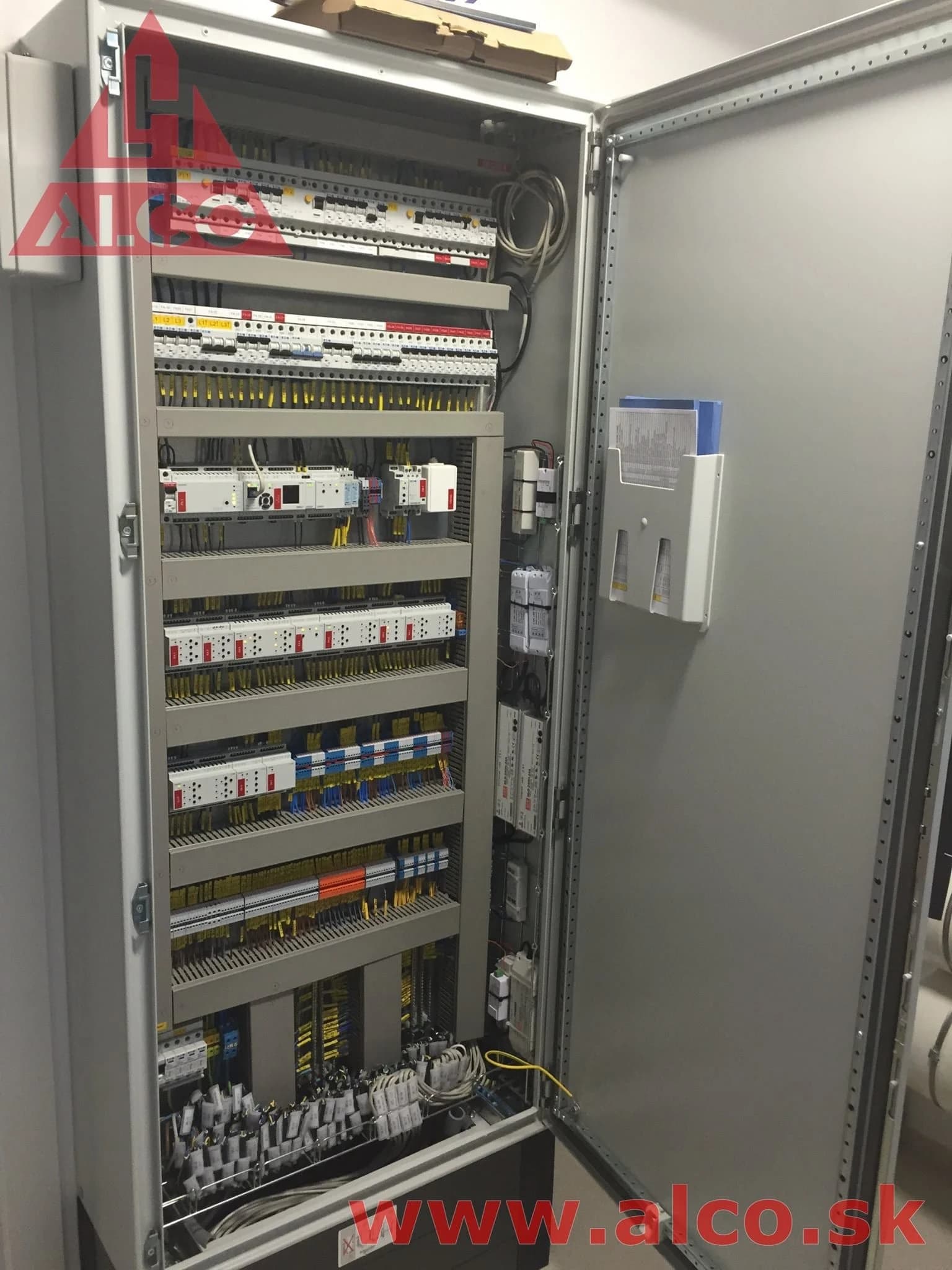 Rozvádzač s modulmi a káblovaním – inteligentný dom, súkromná osoba Trenčín. ALCO.SK.