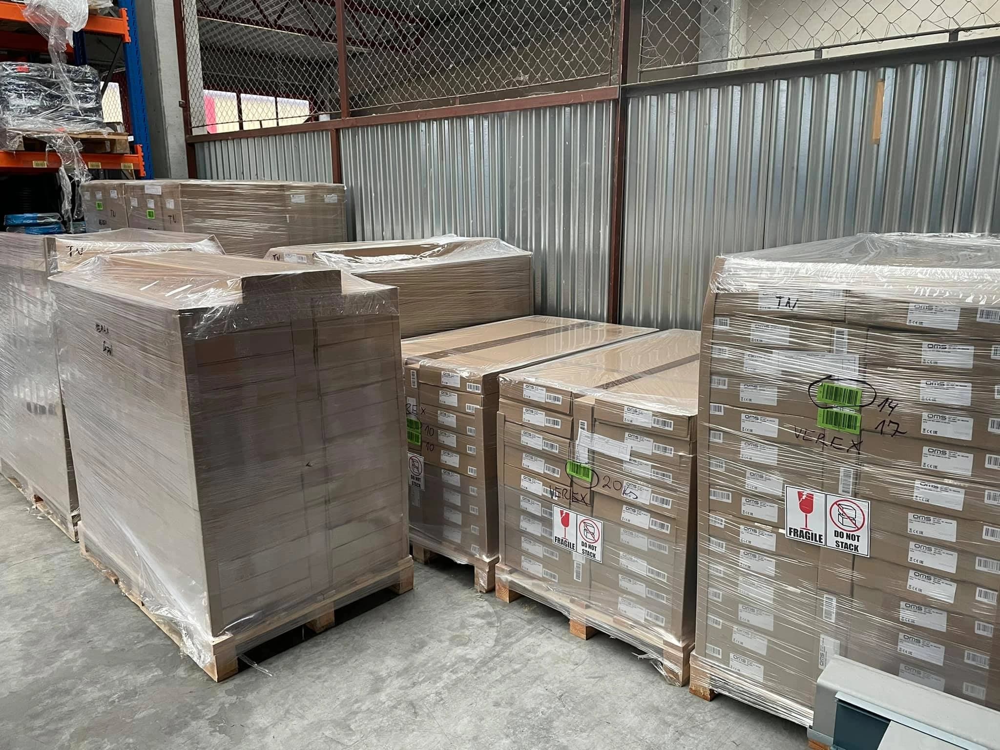 Materiál pre výmenu osvetlenia – palety so svietidlami OMS, sklad KVETA. ALCO.SK realizácia.