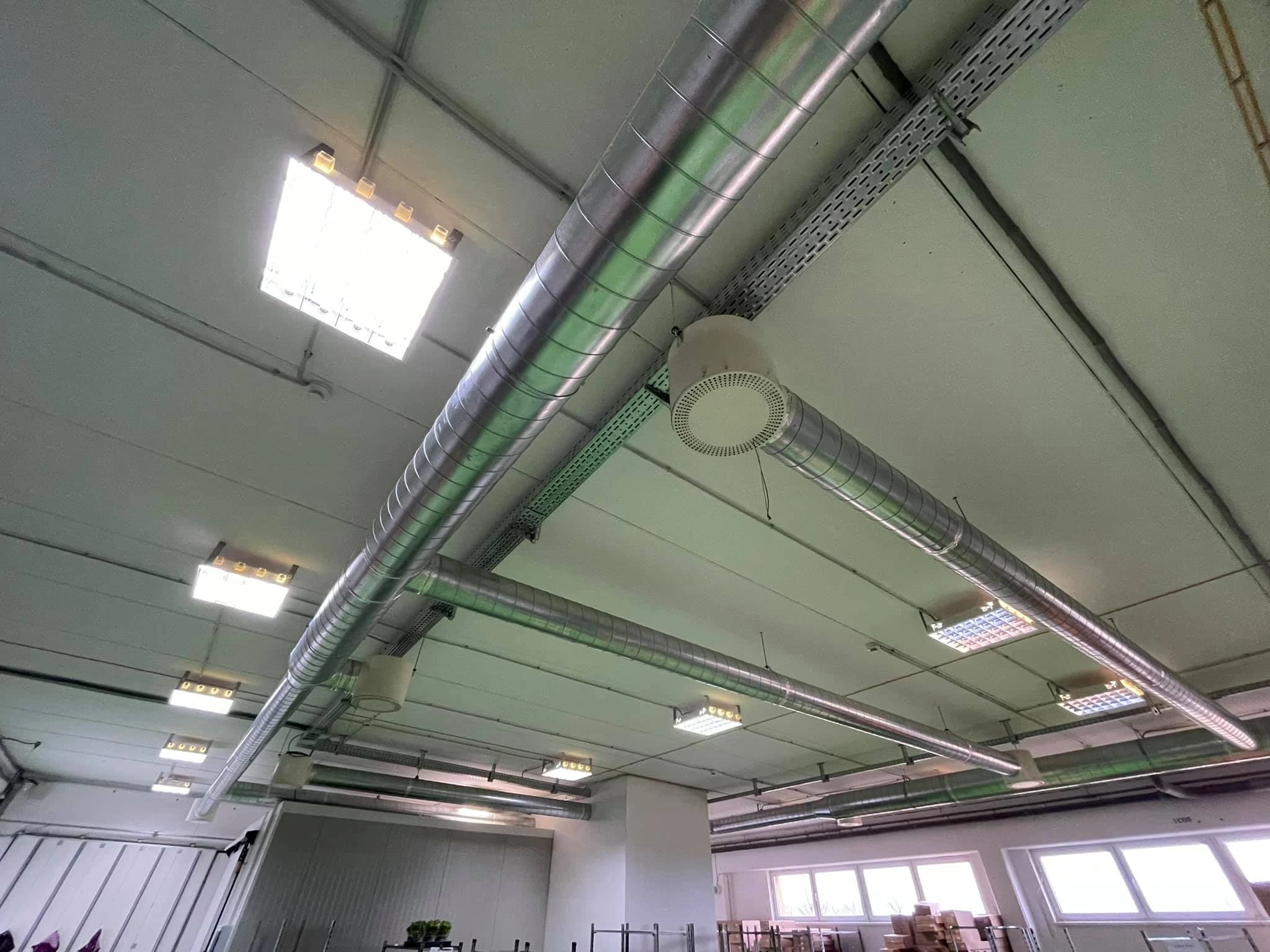 Dokončené osvetlenie v sklade – LED panely, vzduchovody a kabelové žľaby. Výmena osvetlenia KVETA. ALCO.SK.