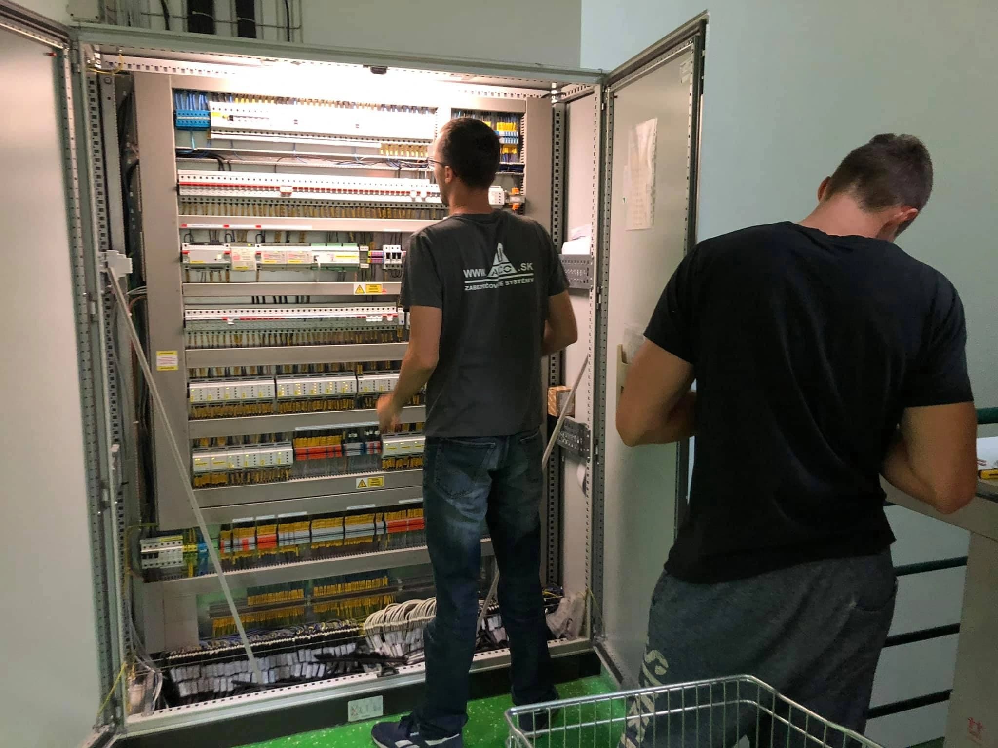 Technici ALCO.SK pri práci na rozvádzači počas výmeny osvetlenia pre zákazníka KVETA, s.r.o.