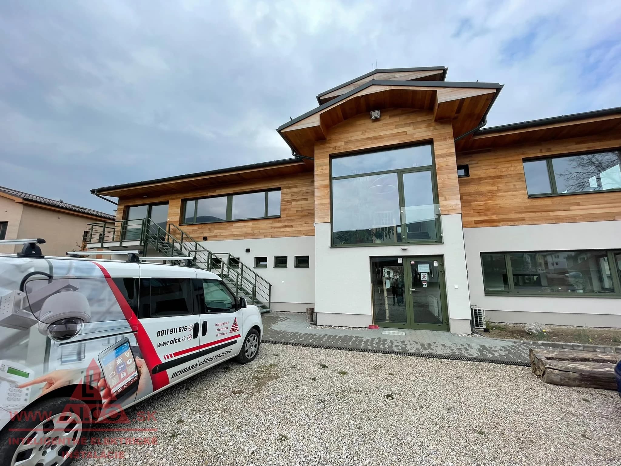 Kamerový a zabezpečovací systém – komplexný areál – Lesné hospodárstvo Inovec, lokalita Selec. Nainštalované bezpečnostné systémy už slúžia v plnej prevádzke: kamerový systém, zabezpečovací systém, štruktúra a zabezpečenie komplexného areálu.