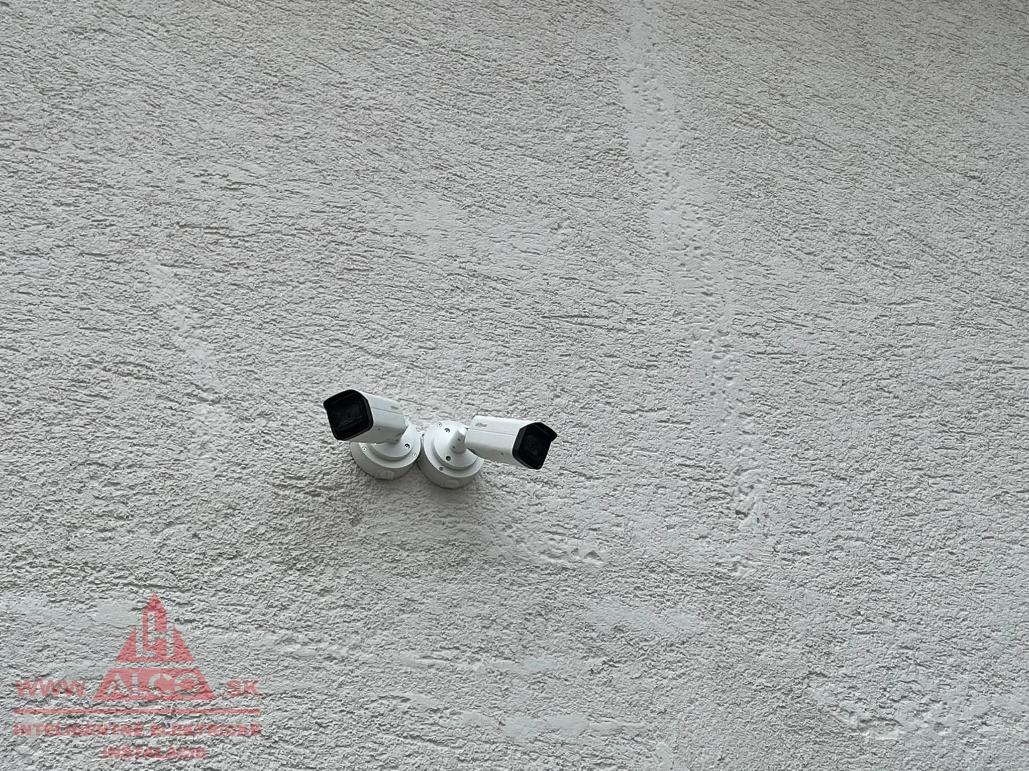 Kamerový systém – exteriérové kamery Dahua na fasáde, zabezpečenie areálu Selec. ALCO.SK.
