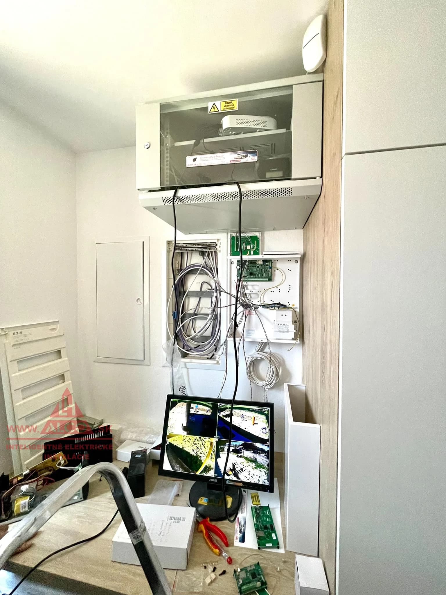 Technická miestnosť – rozvádzače, ústredňa INTEGRA 32, monitor so zábermi z kamier, Lesné hospodárstvo Inovec Selec. ALCO.SK.