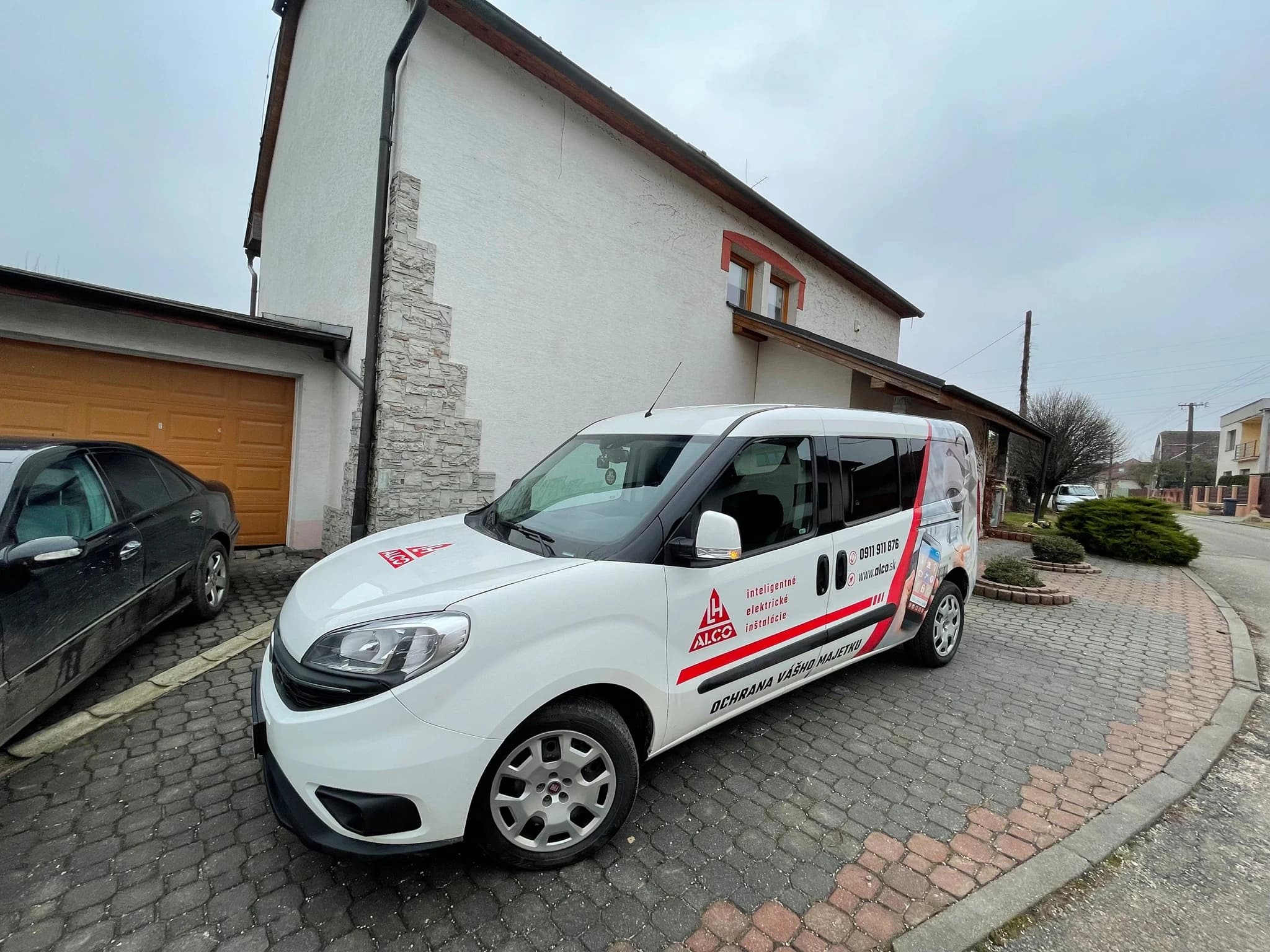 Modernizácia zabezpečovacieho systému a videovrátnika – Súkromná osoba, Trenčianske Stankovce. Starý zabezpečovací systém a videovrátnik boli nahradené novými modernými zariadeniami – Satel snímače, videovrátnik easydoor, čistá inštalácia.