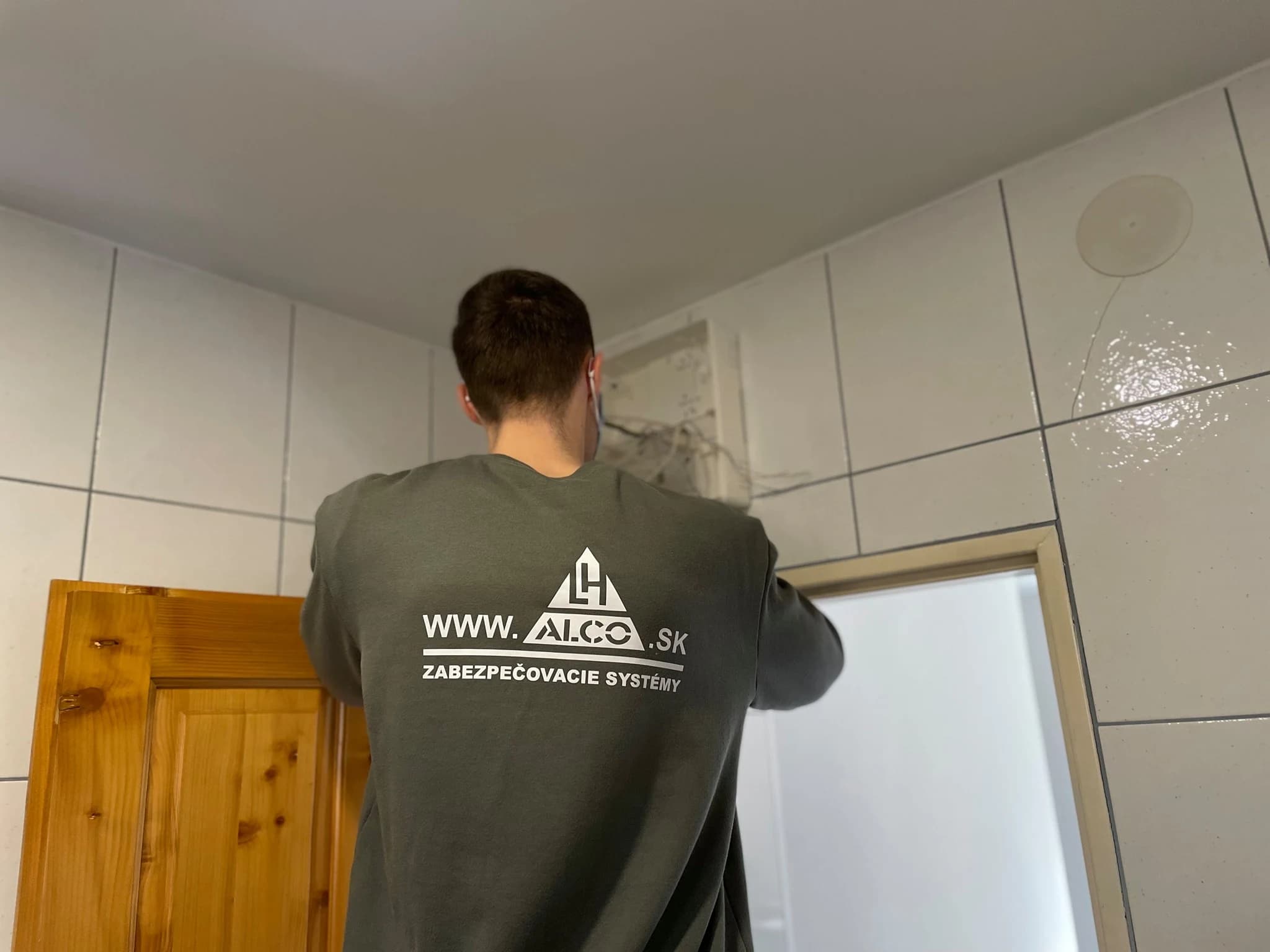 Technik ALCO pri modernizácii – práca na rozvádzači zabezpečenia, súkromný objekt Stankovce. ALCO.SK.