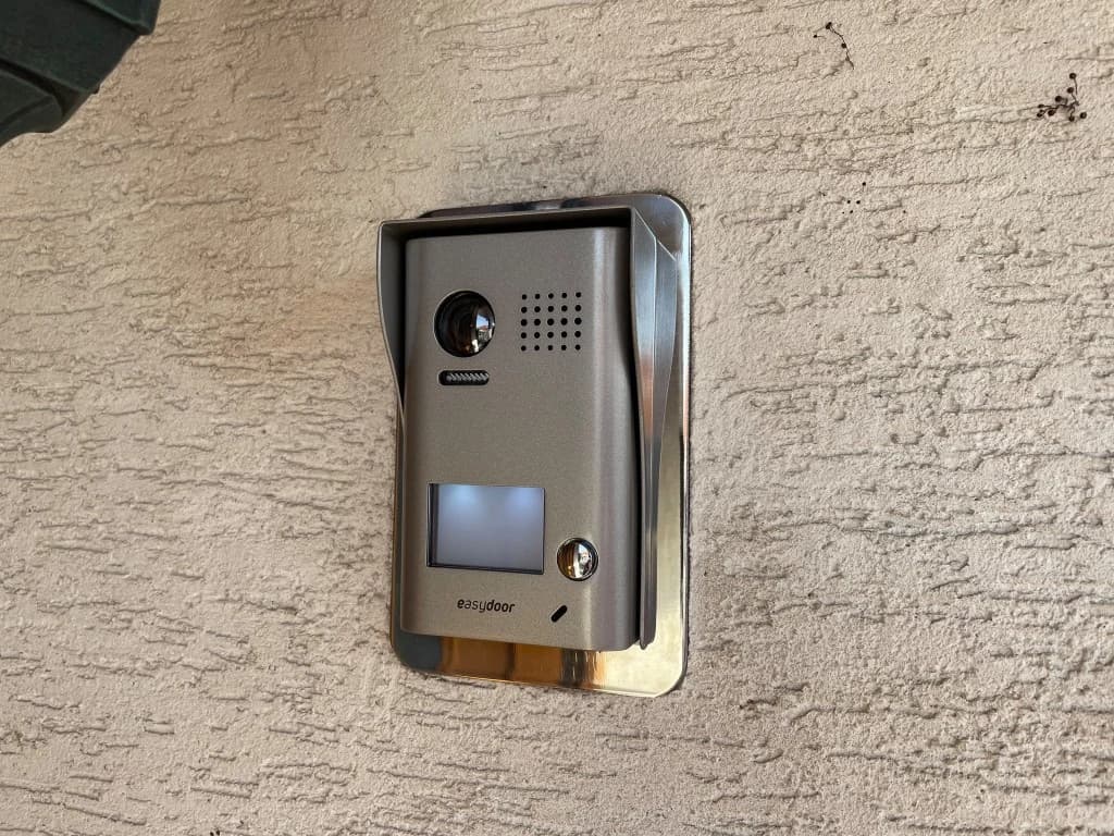 Vonkajšia stanica videovrátnika easydoor – kamera a tlačidlo, modernizácia súkromného objektu. ALCO.SK.