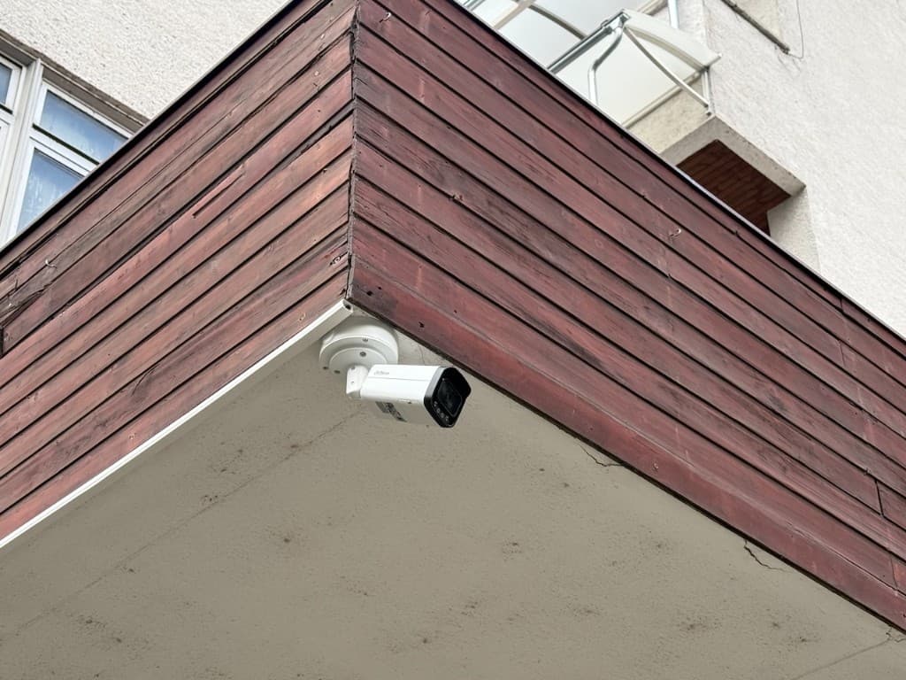 Kamera pri vjazde – detekcia pristaveného vozidla a automatické ovládanie rampy. Hotel Flóra. ALCO.SK.