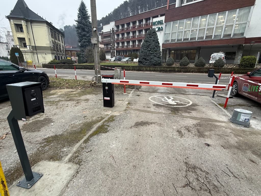 Montáž a zapojenie rampy – realizácia parkovacieho systému Hotel Flóra, Trenčianske Teplice. ALCO.SK.