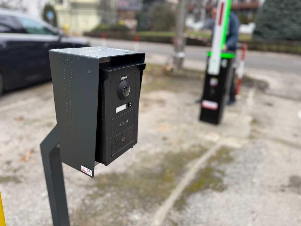 Rampa pri vchode/podjazde – vstup na parkovisko hotela, Hotel Flóra Trenčianske Teplice. ALCO.SK.