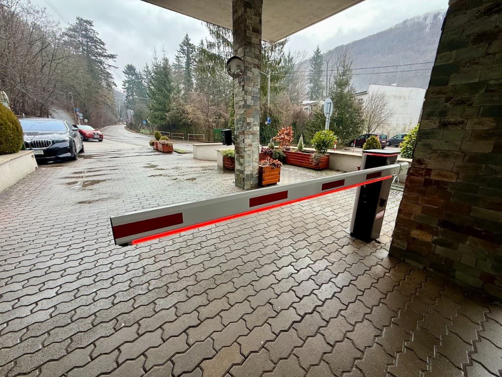 Parkovacia rampa pri vjazde – Hotel Flóra, Trenčianske Teplice. ALCO.SK.