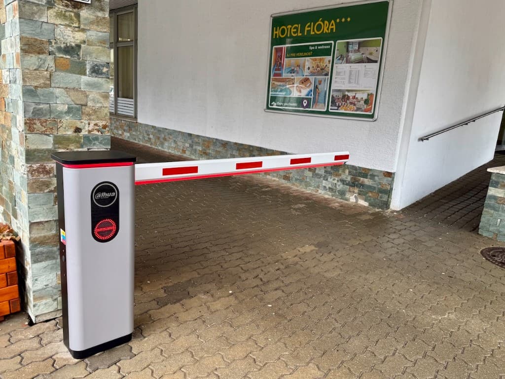 Vjazd na parkovisko s rampou – parkovací systém Hotel Flóra Trenčianske Teplice. ALCO.SK.