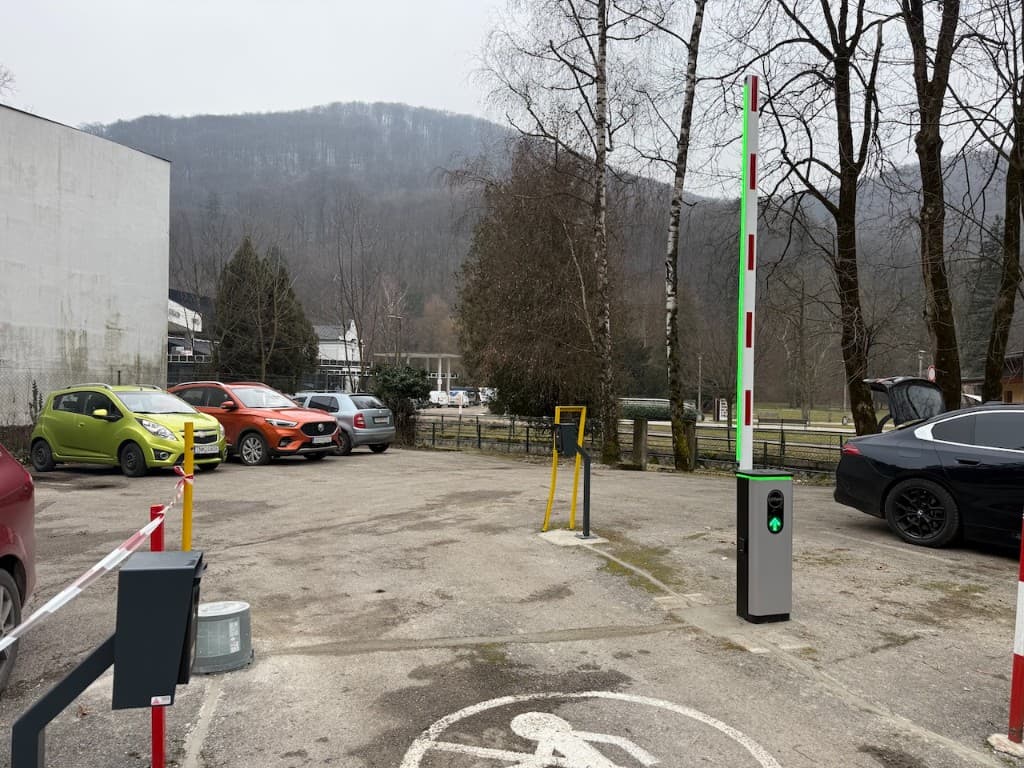 Vjazdová rampa – automatické otváranie, kontrola vjazdu. Hotel Flóra Trenčianske Teplice. ALCO.SK.