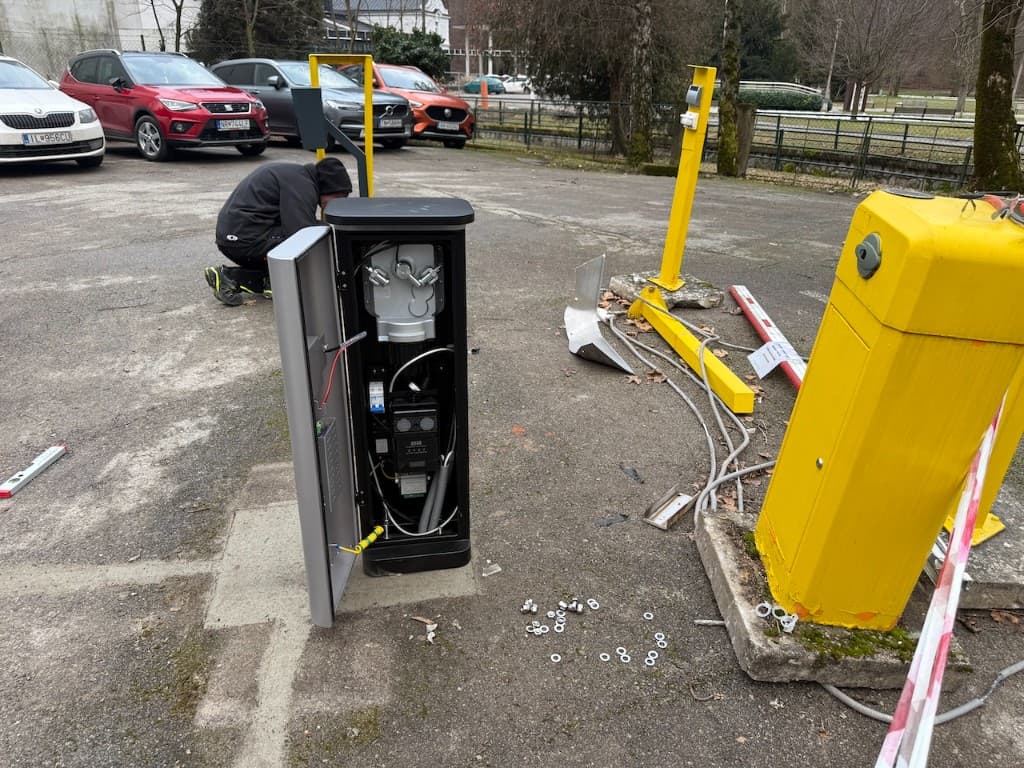 Detail videotelefónu pri vjazde – parkovací systém a kontrola vjazdu, Hotel Flóra. ALCO.SK.