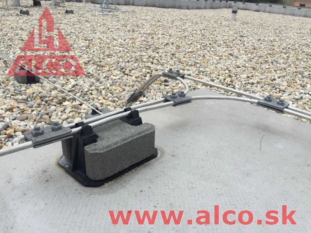 Bleskozvod na plochej streche – rodinný dom blízko Trenčína. ALCO.SK.