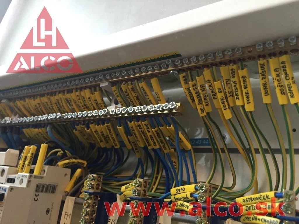 Rozvádzač s označením obvodov – kúpeľňa, práčka, detská izba, rodinný dom Trenčín. ALCO.SK.