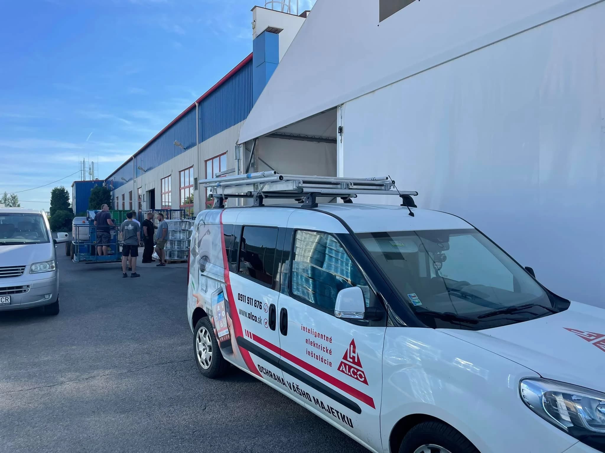 Dodávka ALCO pri príprave prívodu NN – servisné vozidlo, priemyselný areál TIMM Slovakia, Trenčín. ALCO.SK.