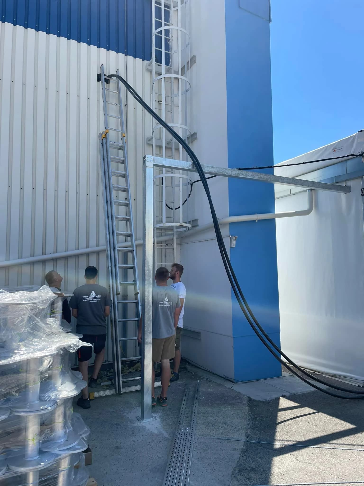 Príprava prívodu NN pre sušiace turbíny – TIMM Slovakia, s.r.o. Trenčín. Výkonná prípojka pre sušiace zariadenia a riadiaci rozvádzač – príprava prívodu NN, montáž káblov a rozvádzača na zákazku.