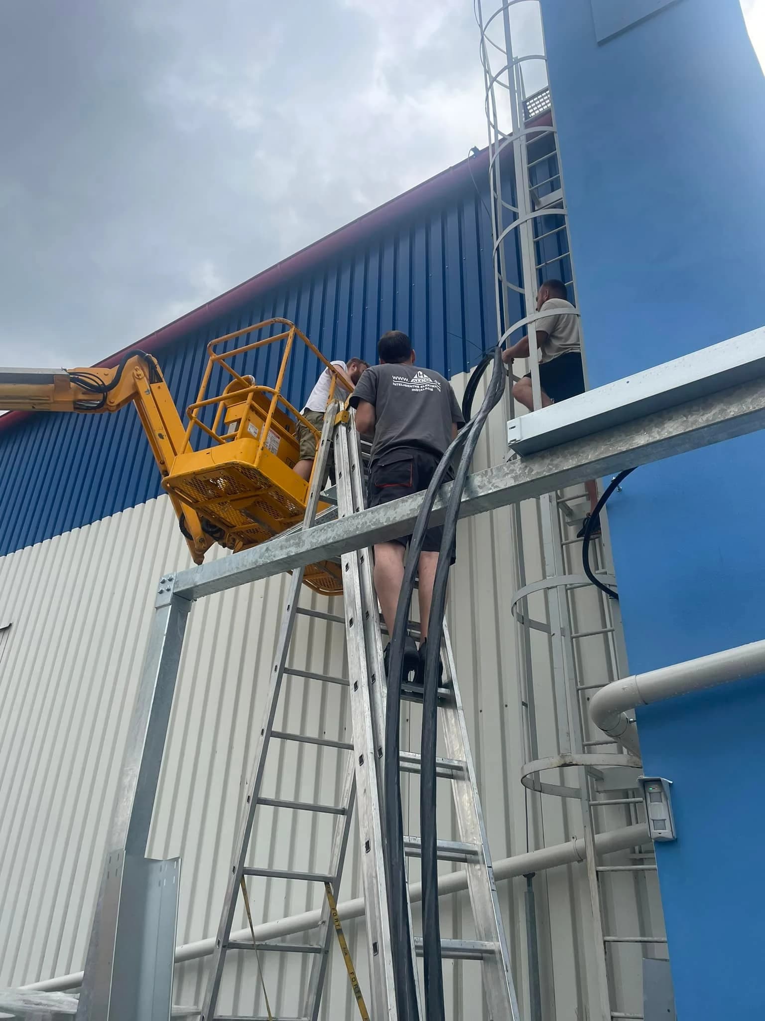 Technik ALCO.SK pri montáži káblov na rebríne – príprava prívodu NN pre sušiace turbíny, TIMM Trenčín. ALCO.SK.
