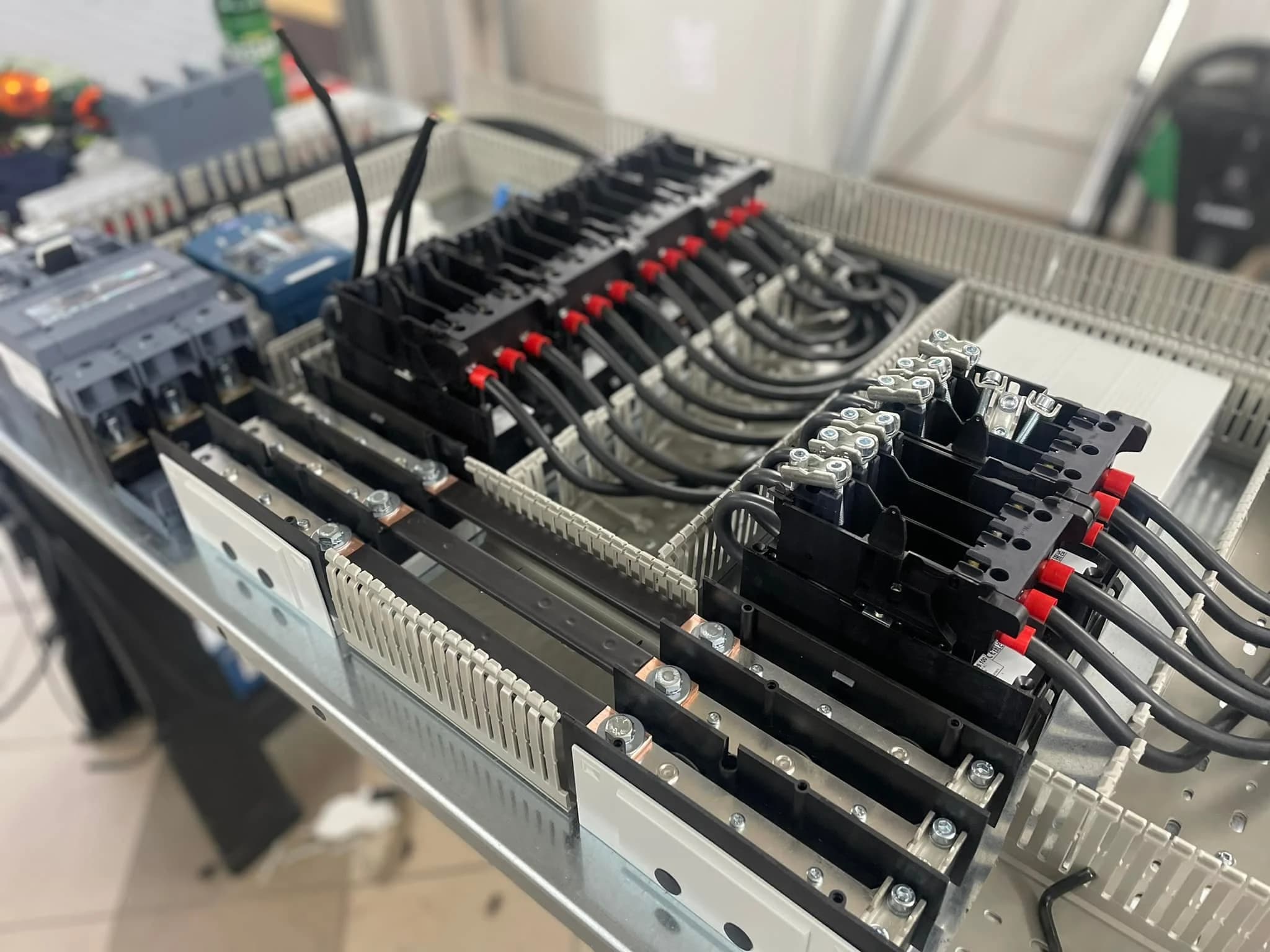 Vnútro rozvádzača – sbornice, ističe, zapojenie pre výkonnú prípojku, príprava prívodu NN. ALCO.SK.